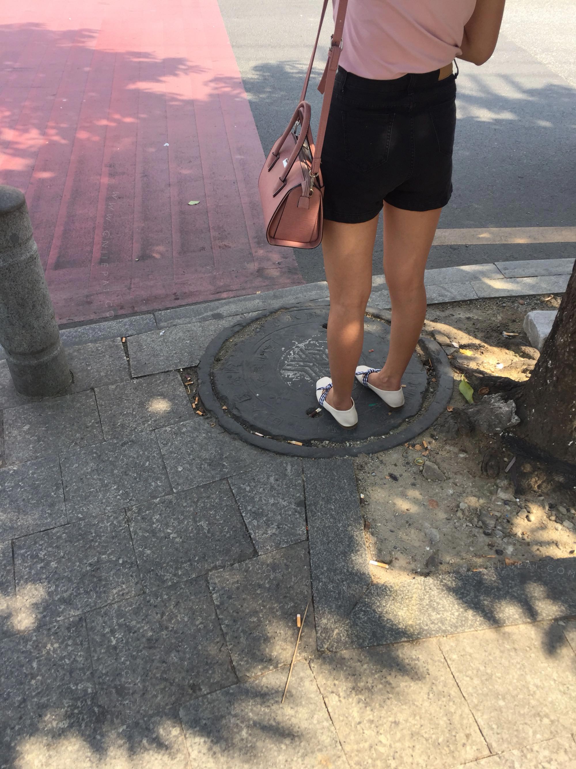 街拍等公交的裸腿妹子 图1