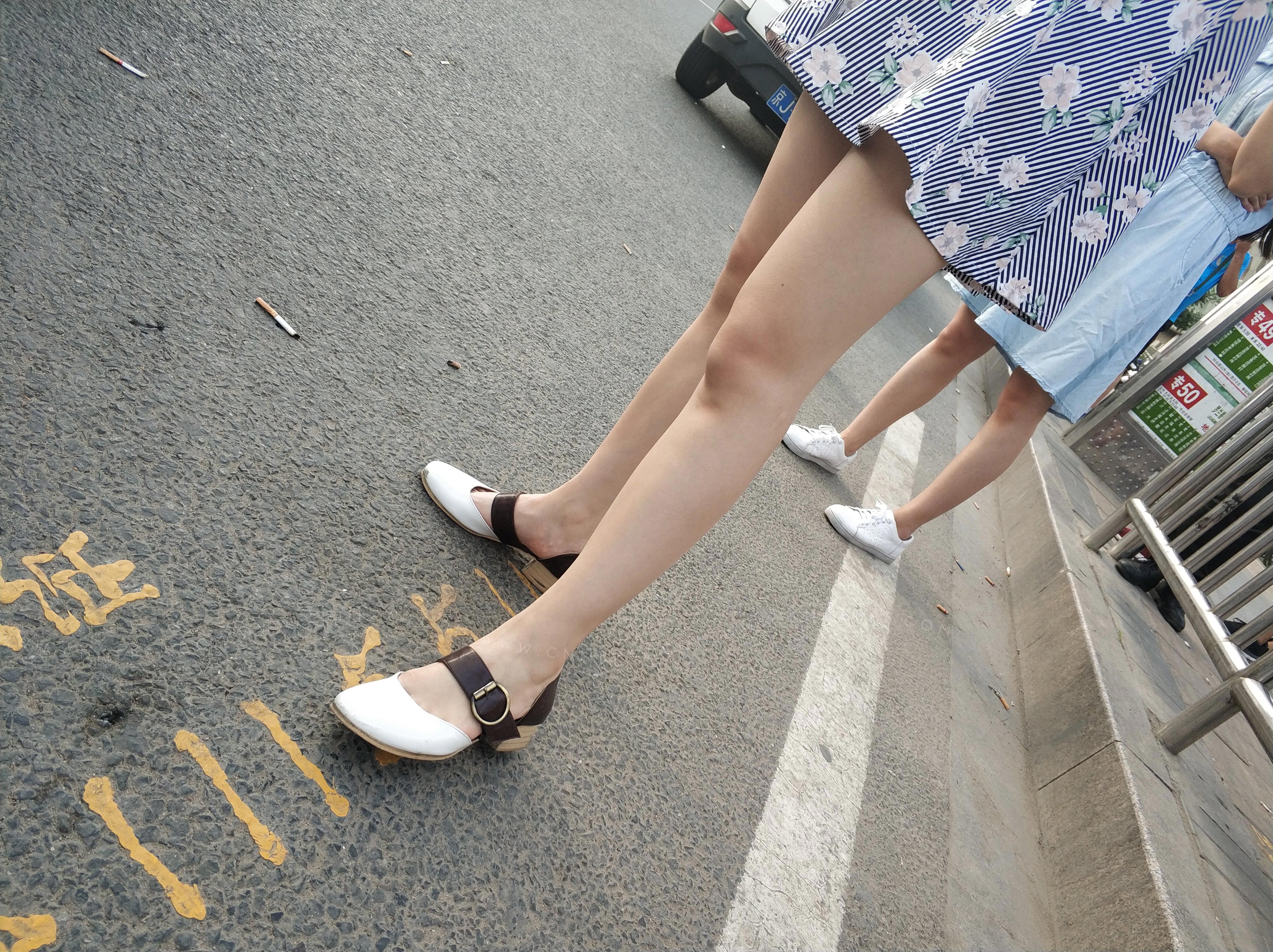 街拍在等公交的长腿连衣裙美女 图2