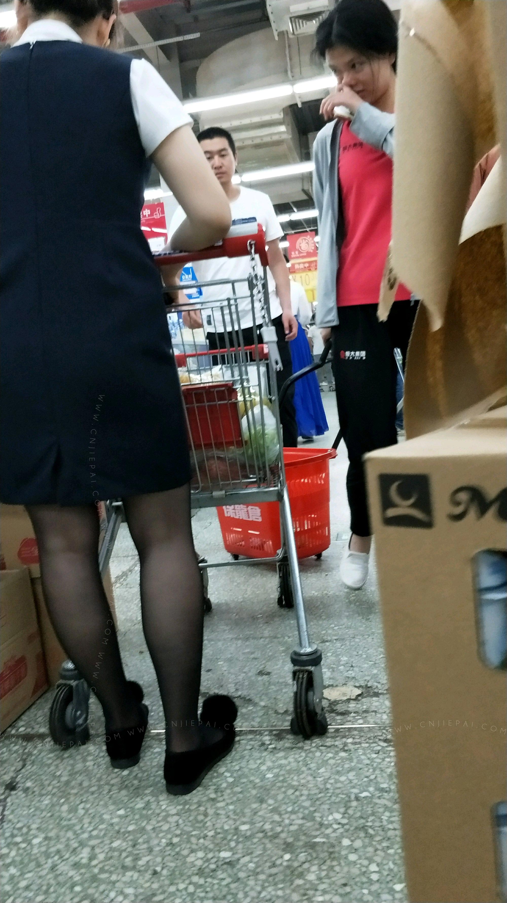 超市随拍裸腿、丝袜腿 图3