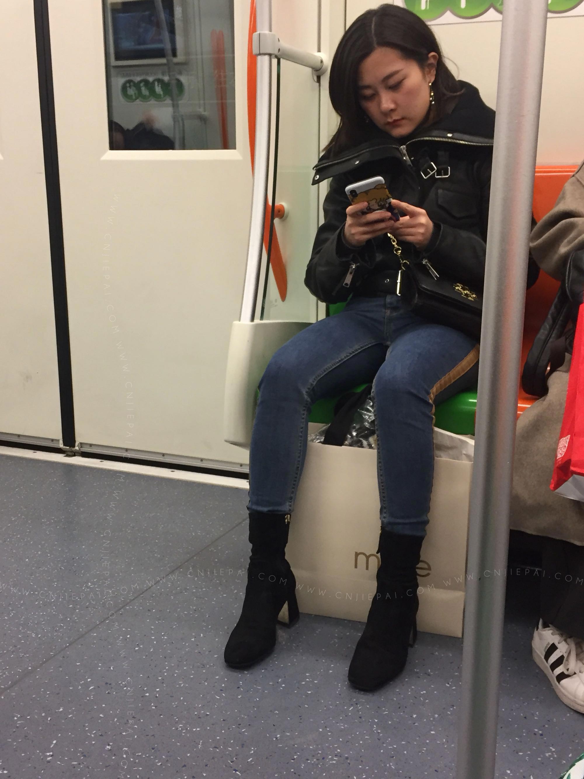 地铁里坐在对面的牛仔美女 图1