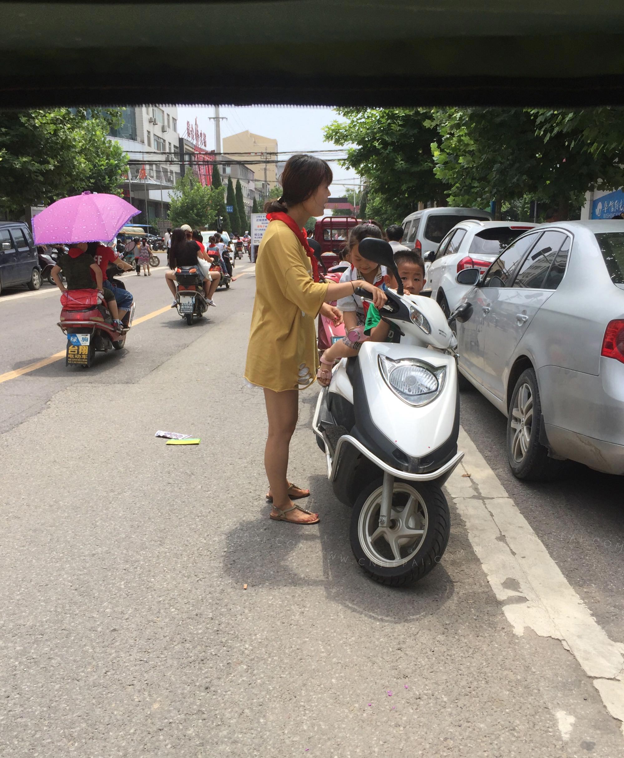 街拍骑电动车接孩子的漂亮妈妈 图1