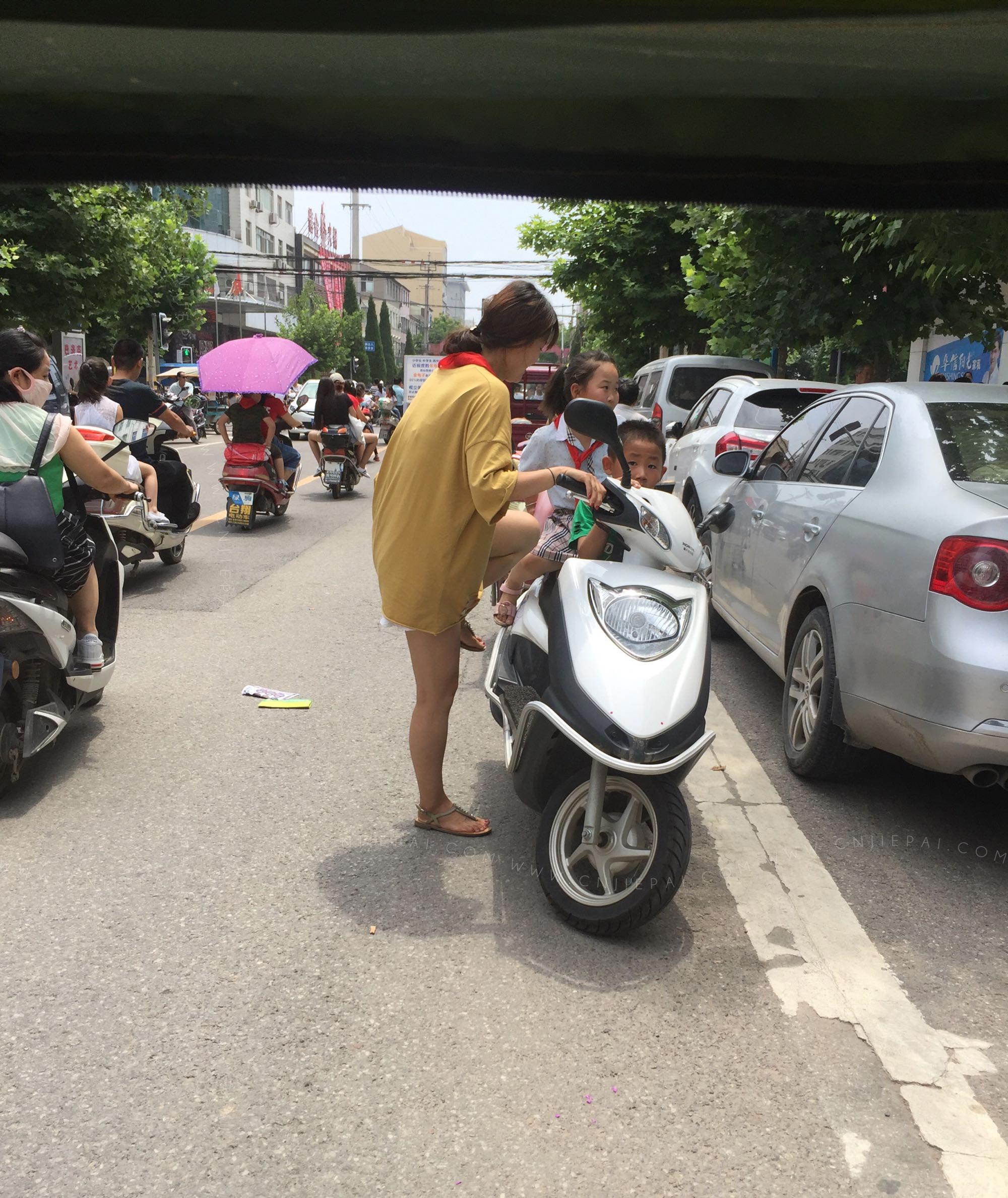 街拍骑电动车接孩子的漂亮妈妈 图3