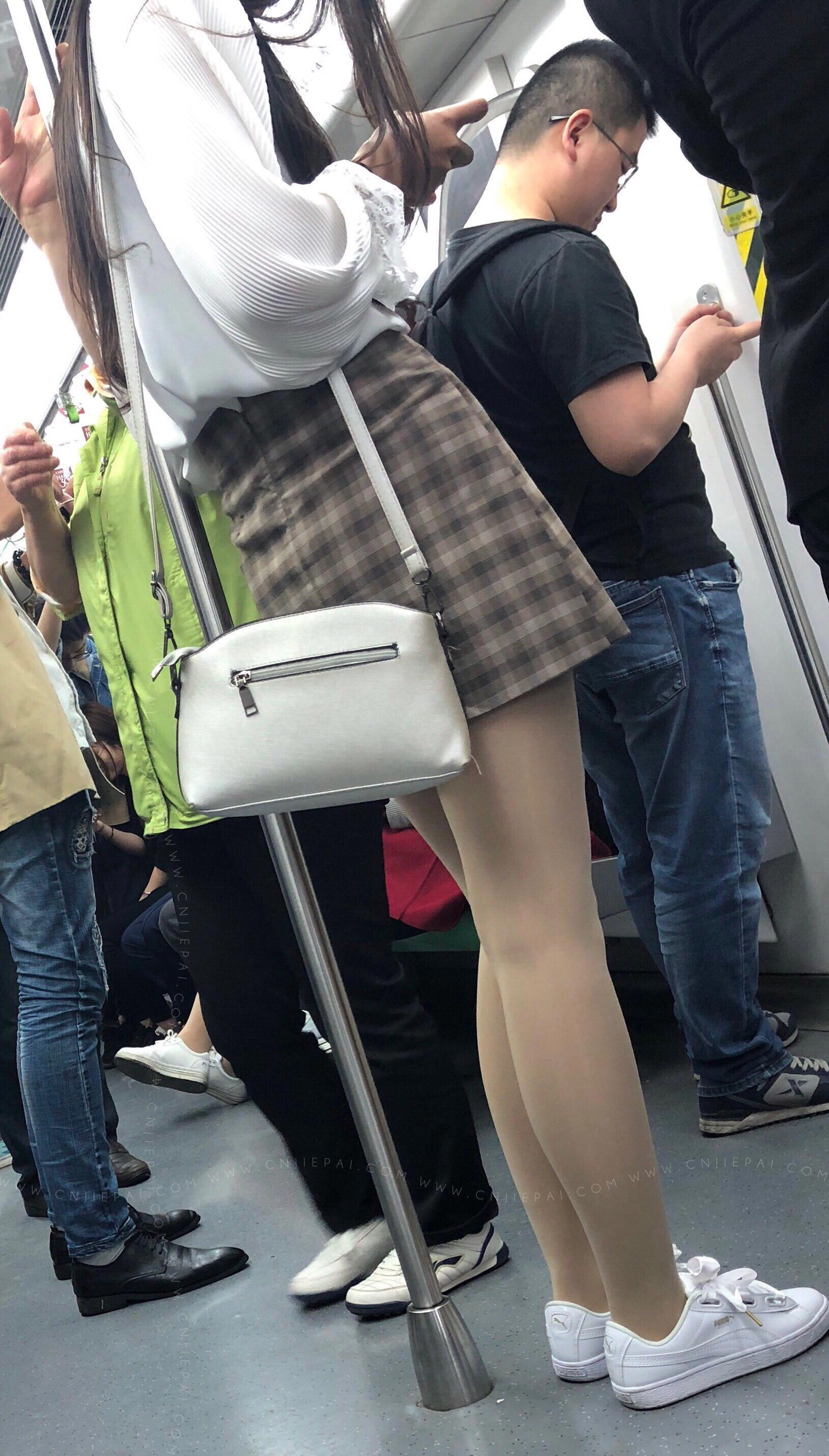 近拍地铁上的短裙肉丝OL 图1