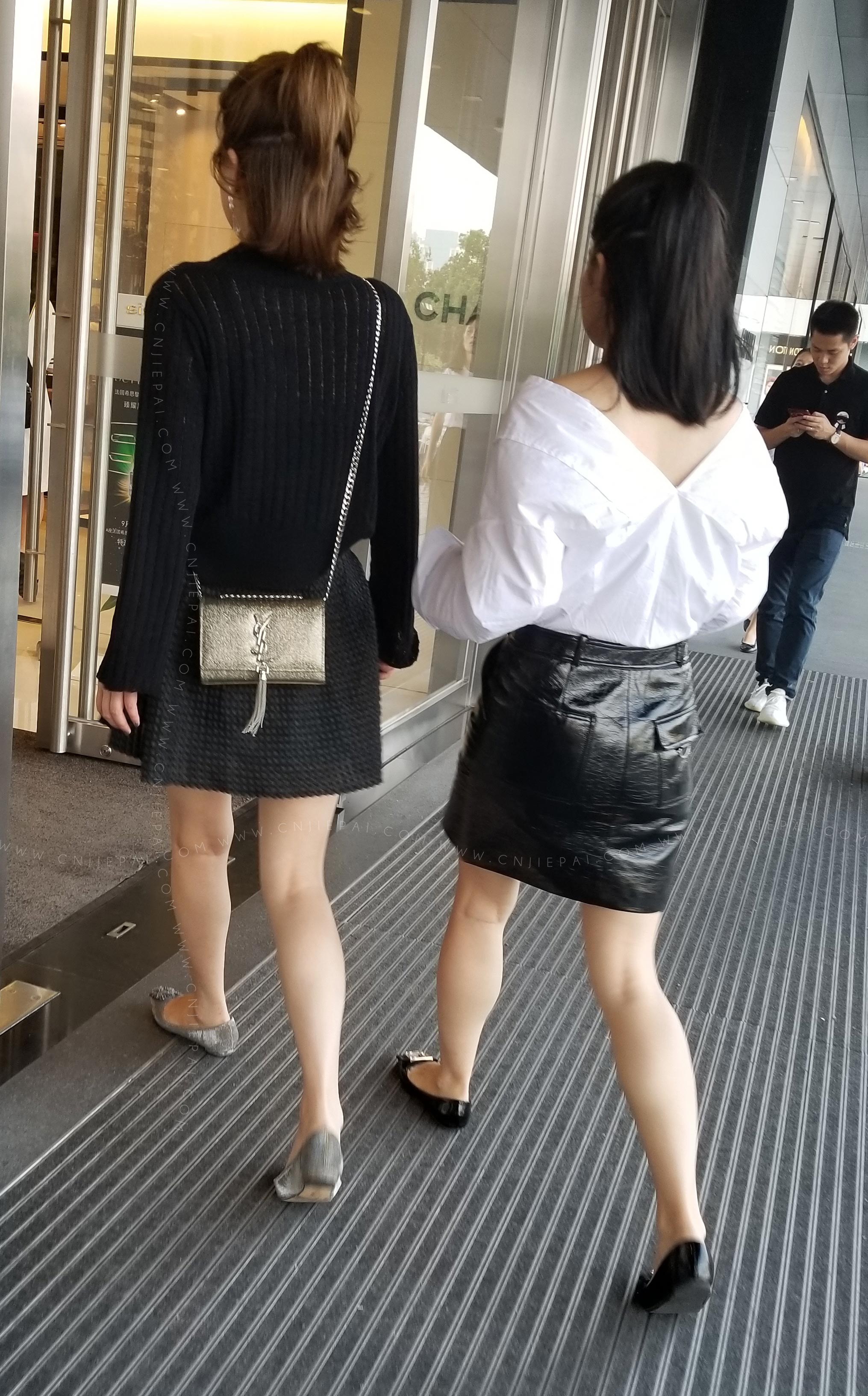 逛商场的两个白腿短裙美女 图2