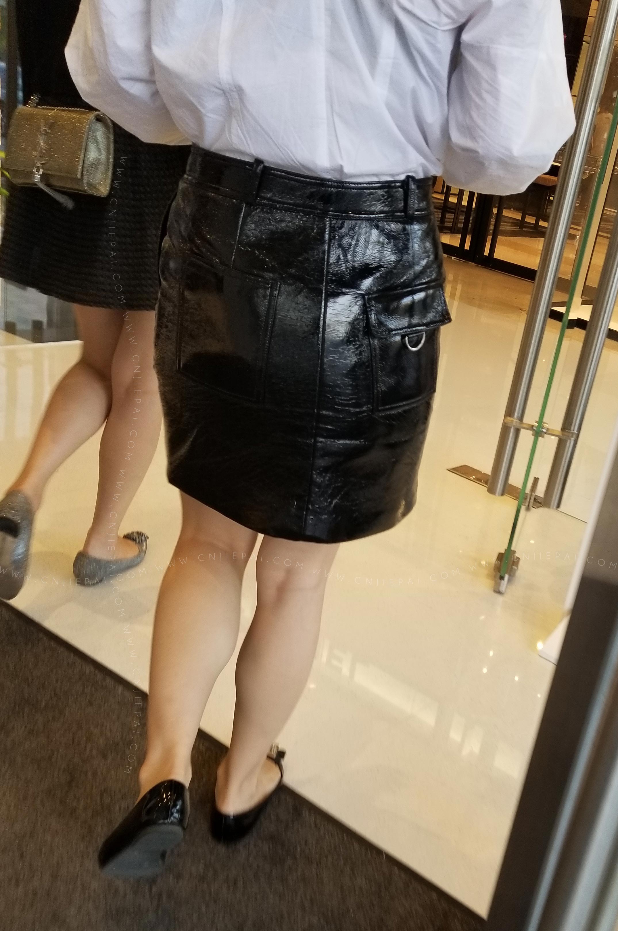 逛商场的两个白腿短裙美女 图3