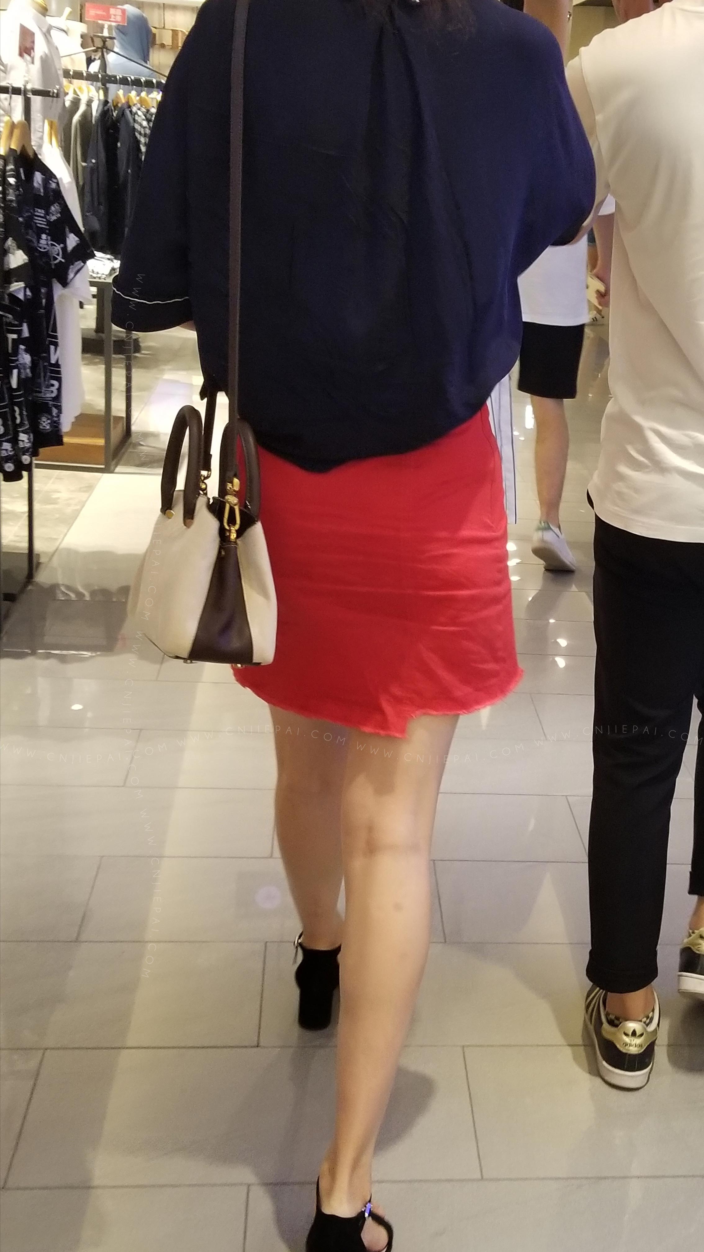 跟拍逛商场的红裙长腿美女 图3