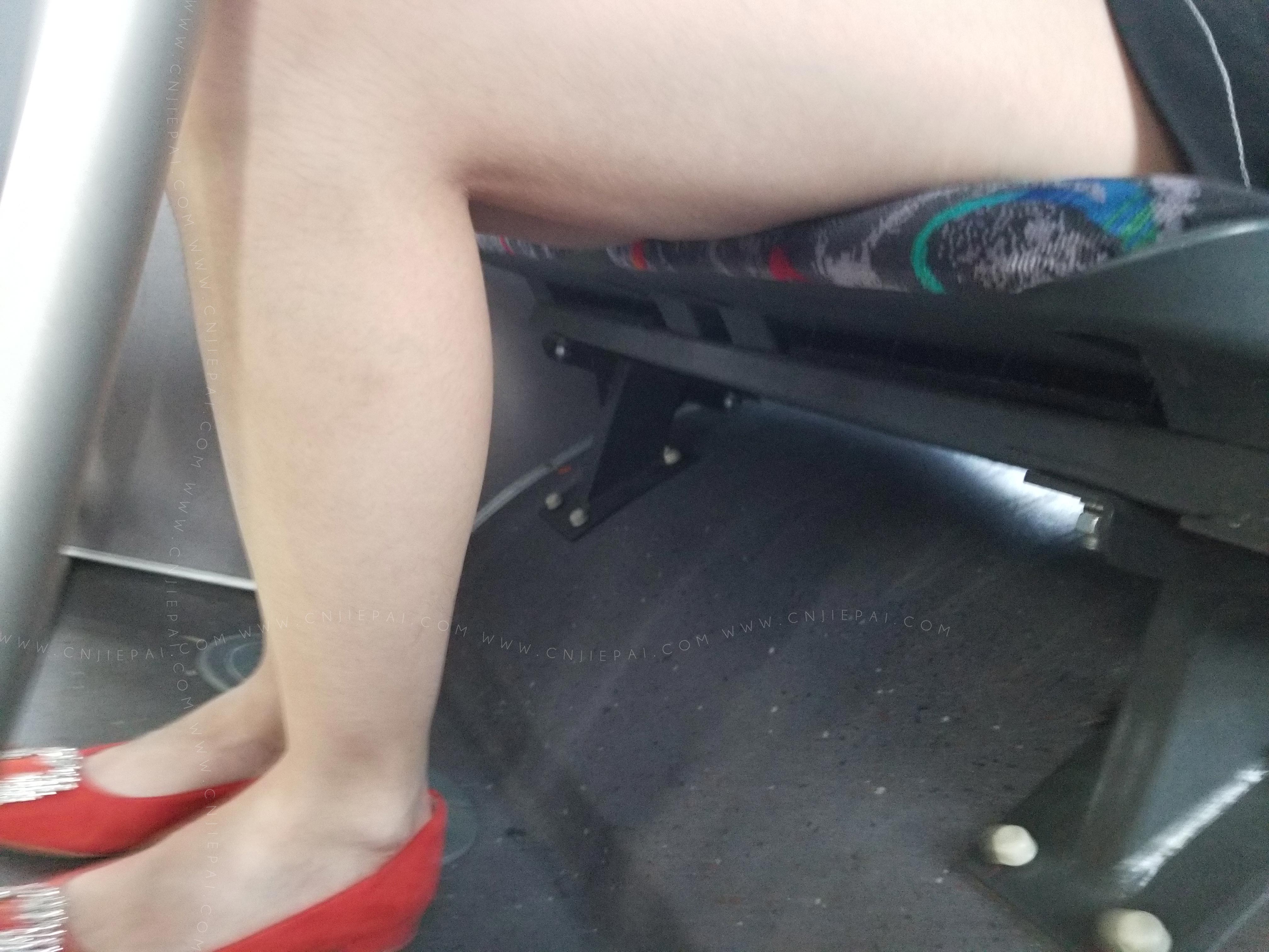 公交车上坐在我旁边的大白腿 图2