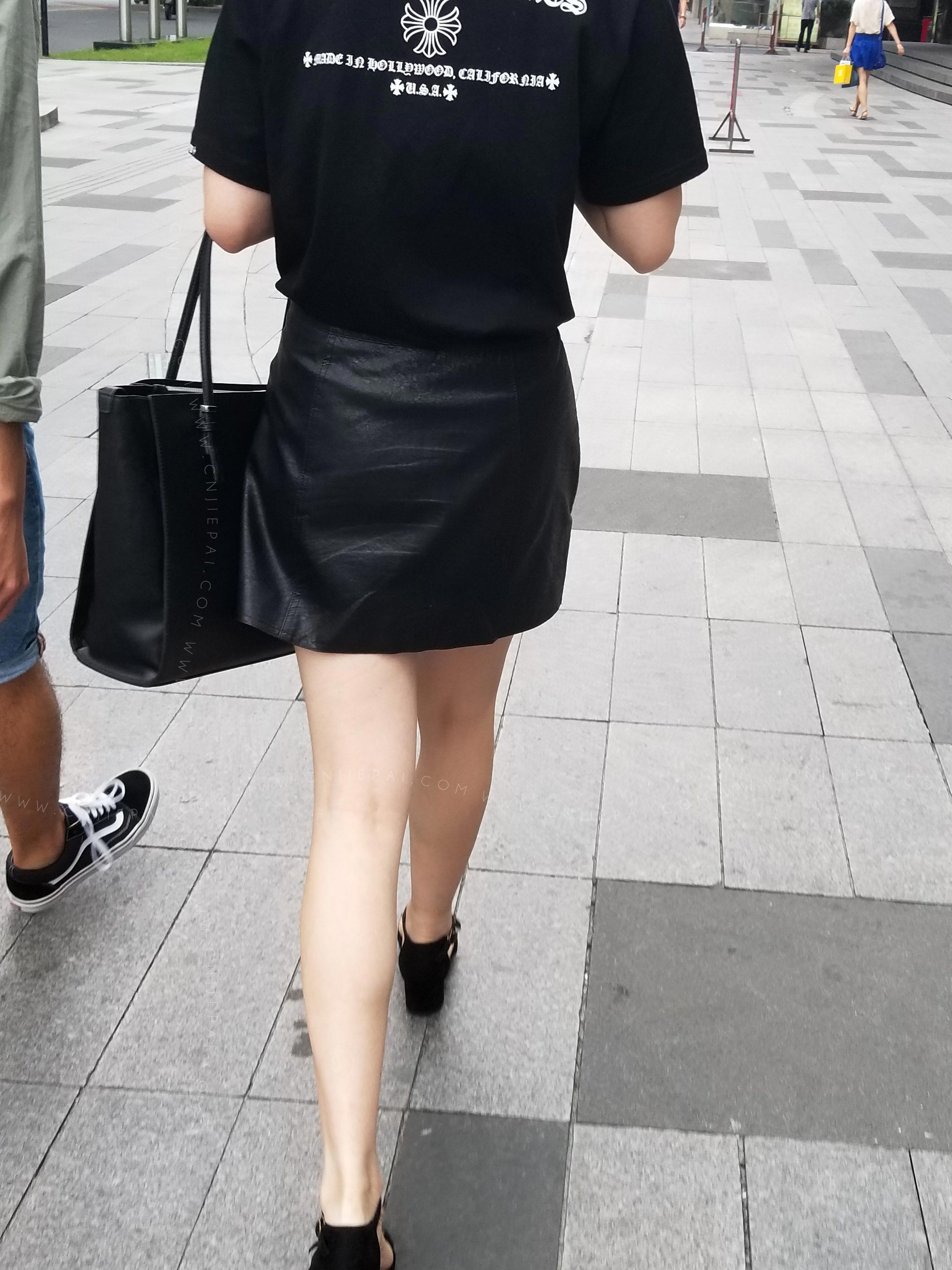 黑色短裙美女，性感的双腿 图1