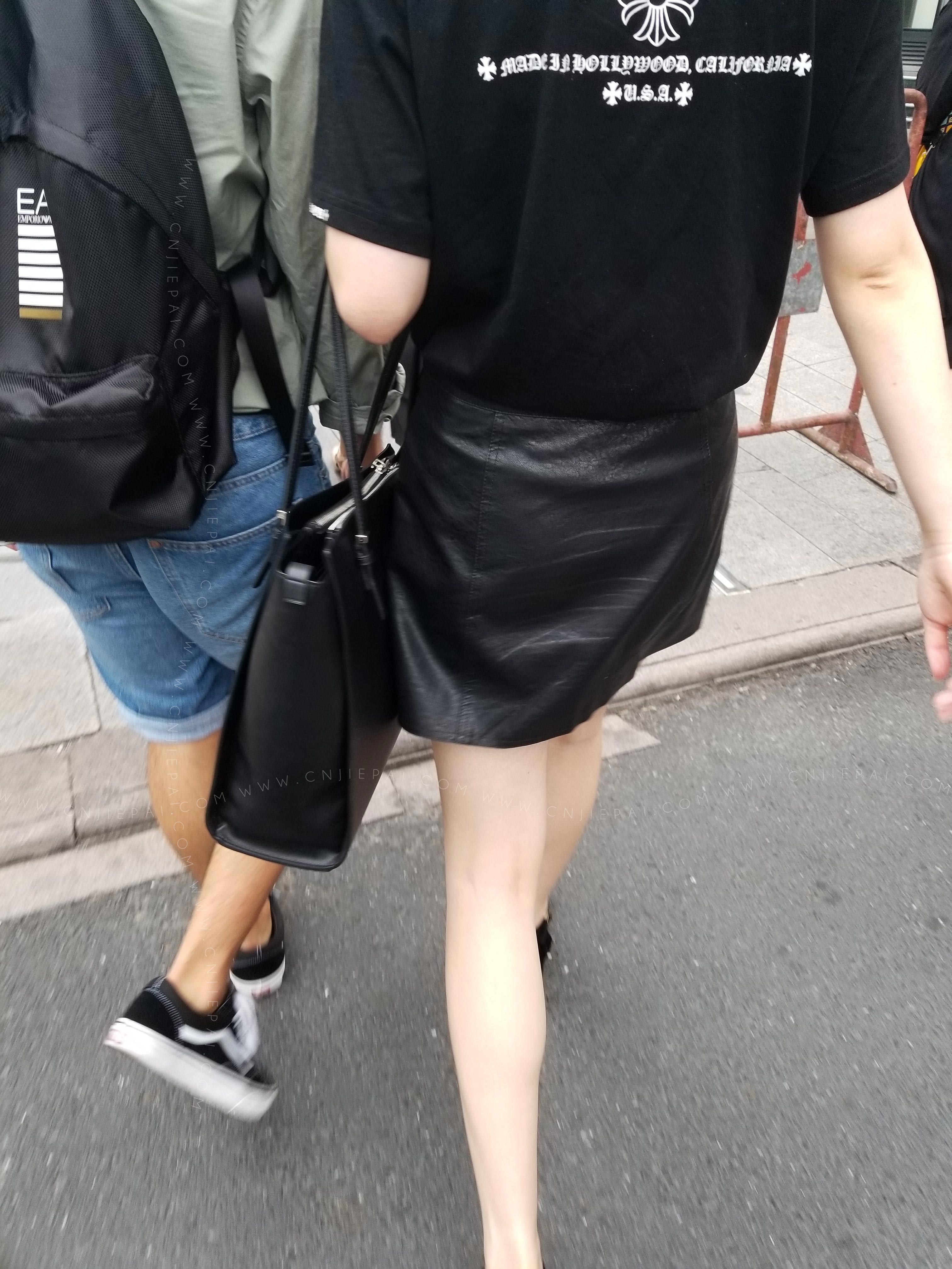 黑色短裙美女，性感的双腿 图2
