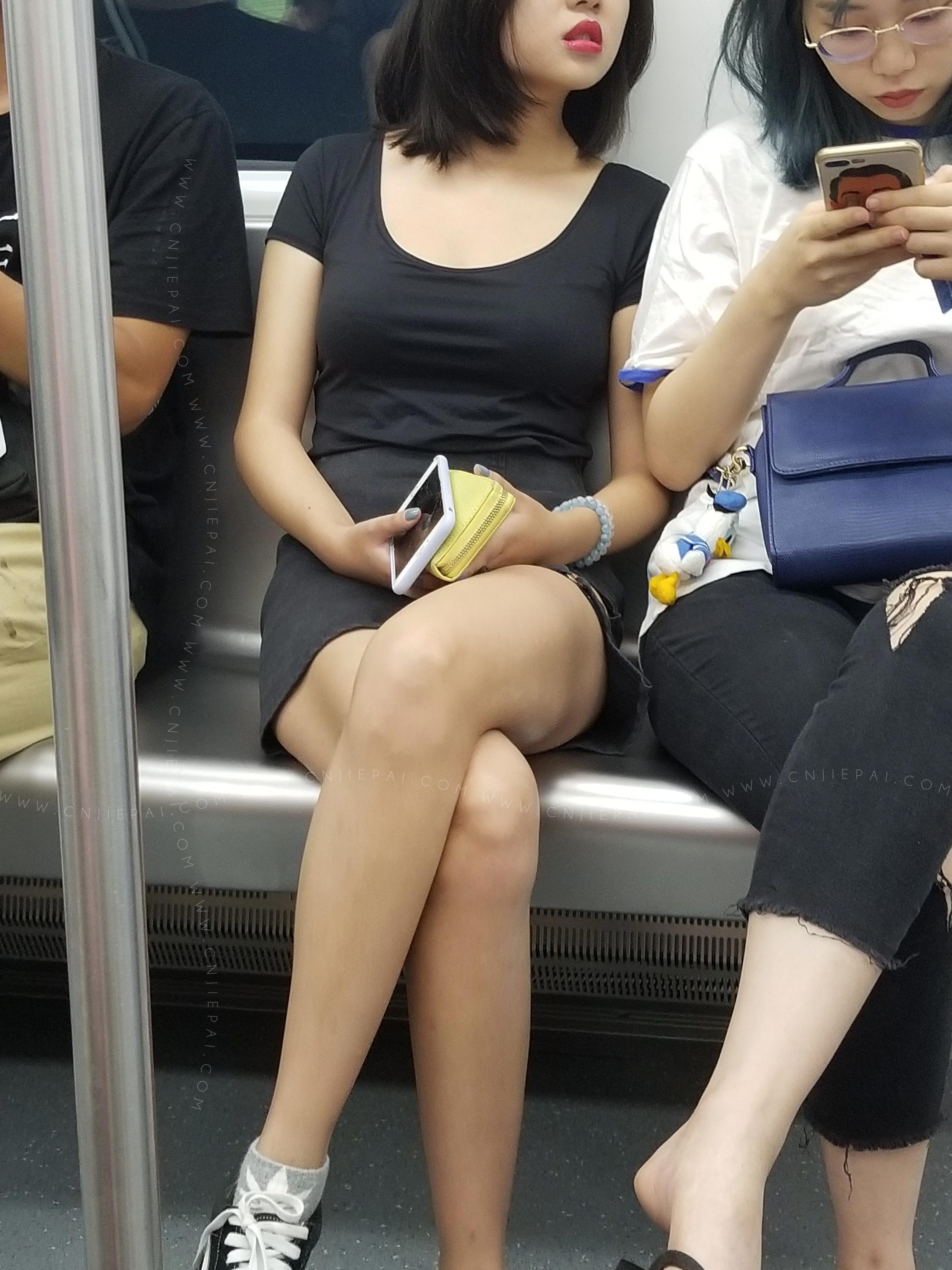 地铁对面的两位美女，红唇很是诱惑 图2
