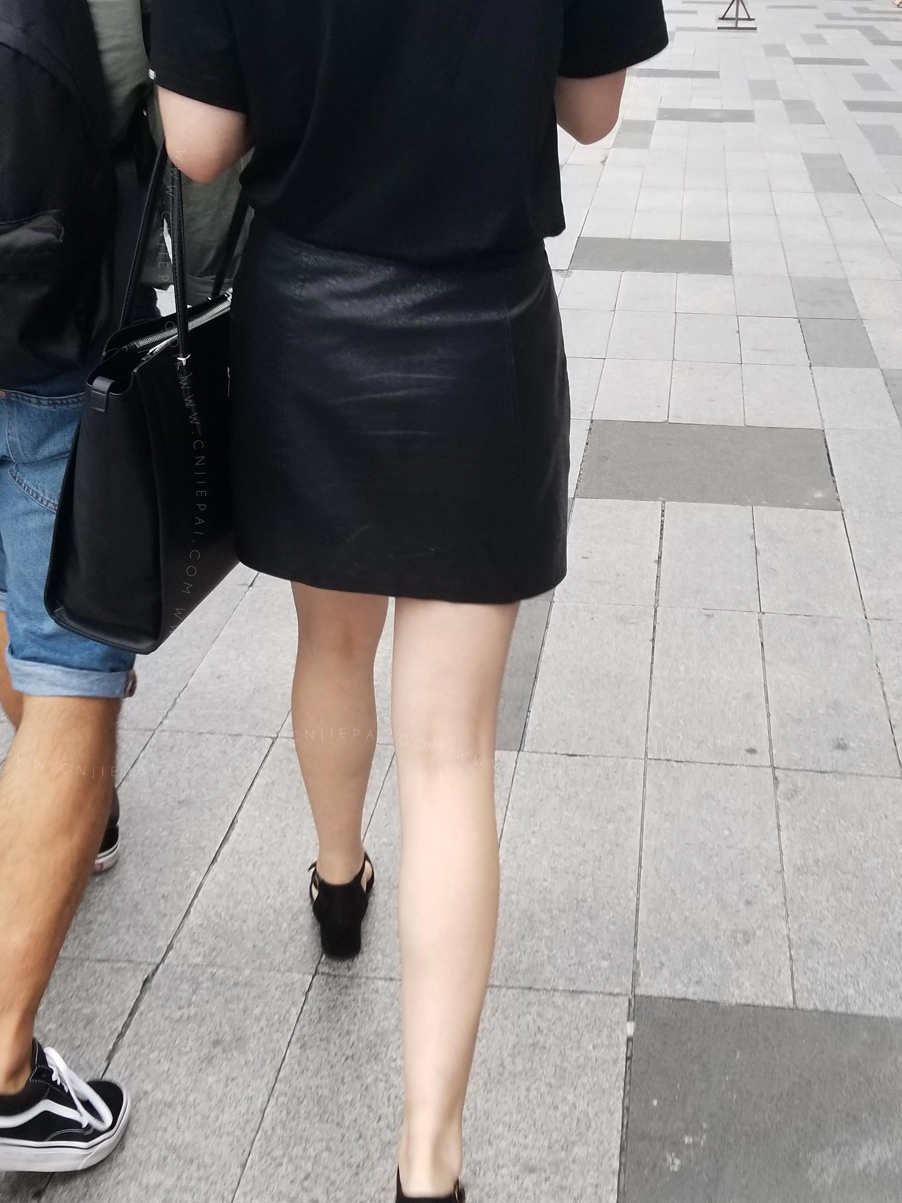 黑色短裙美女，性感的双腿 图3