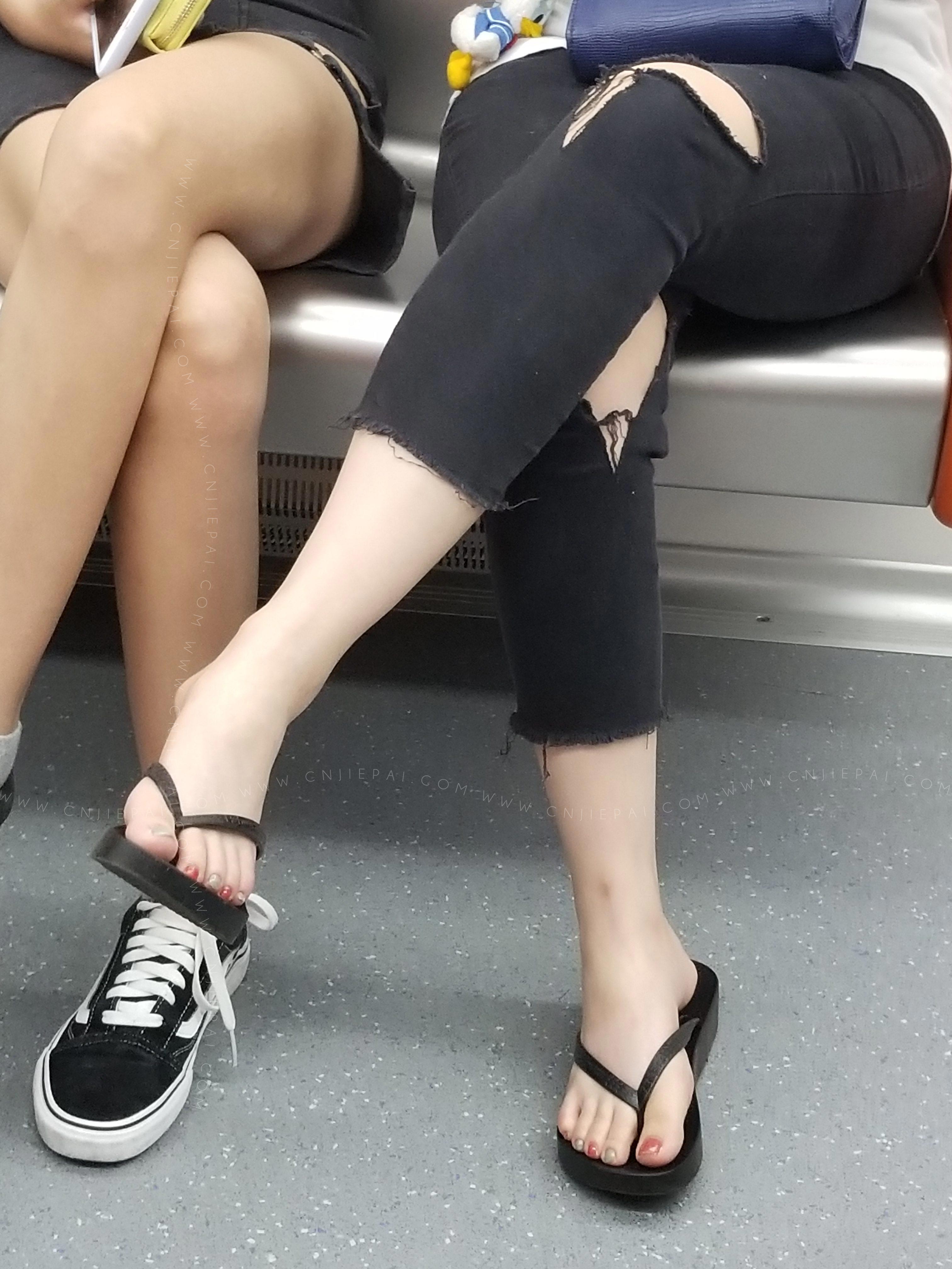 地铁对面的两位美女，红唇很是诱惑 图4