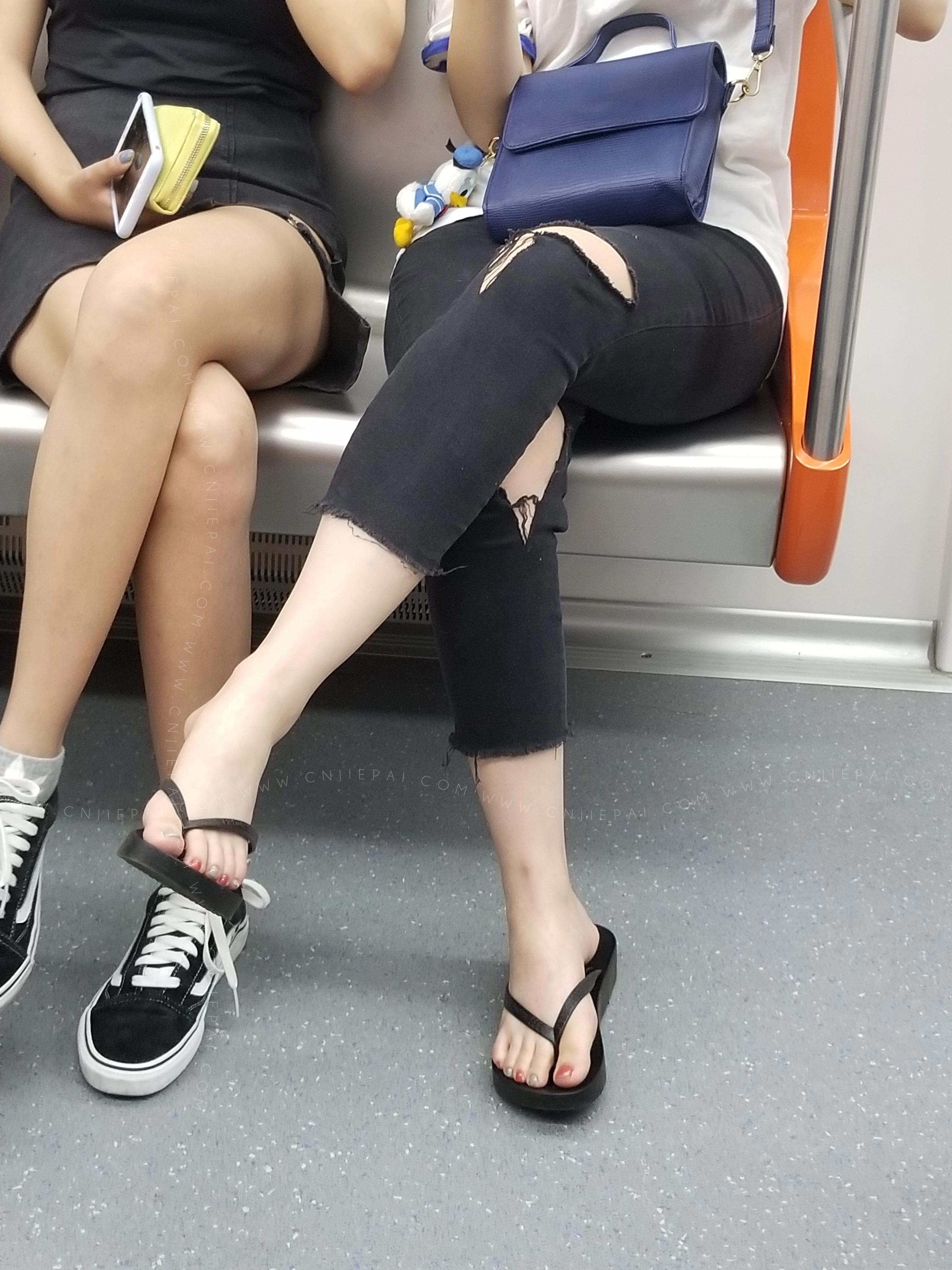 地铁对面的两位美女，红唇很是诱惑 图5