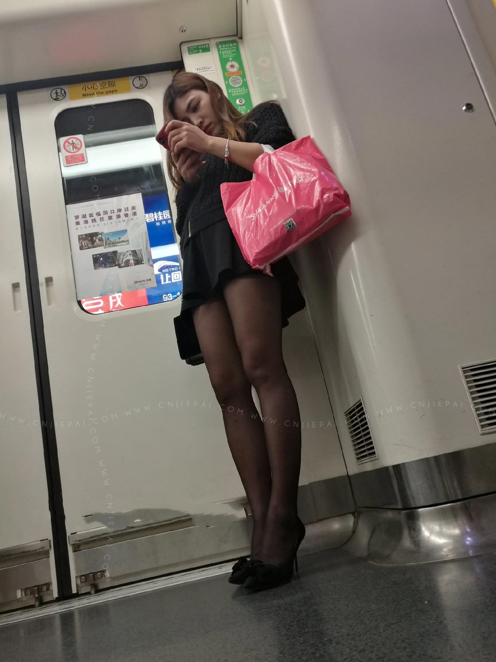 地铁里的性感高跟黑丝美女 图1