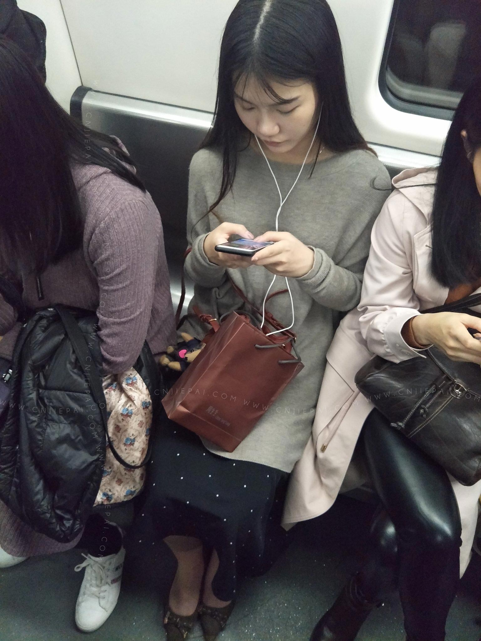 地铁俯视专心玩手机的漂亮长发小姐姐 图1