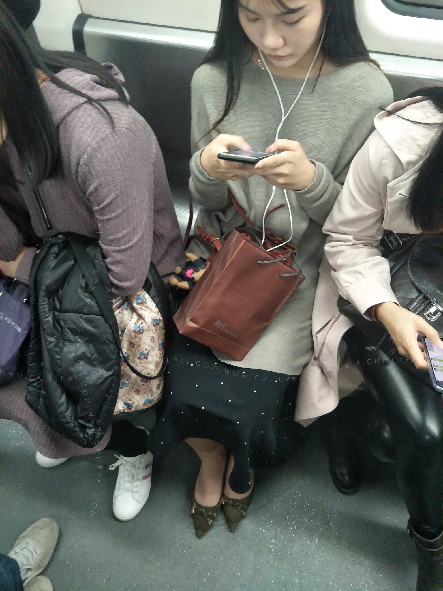 地铁俯视专心玩手机的漂亮长发小姐姐 图2