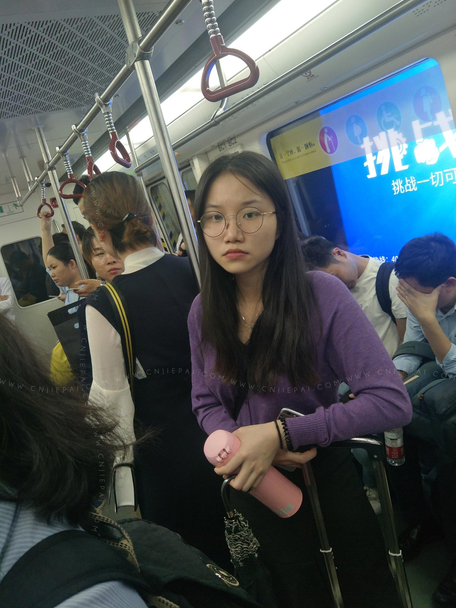 长发眼镜妹，下了火车倒地铁，累了吧 图1