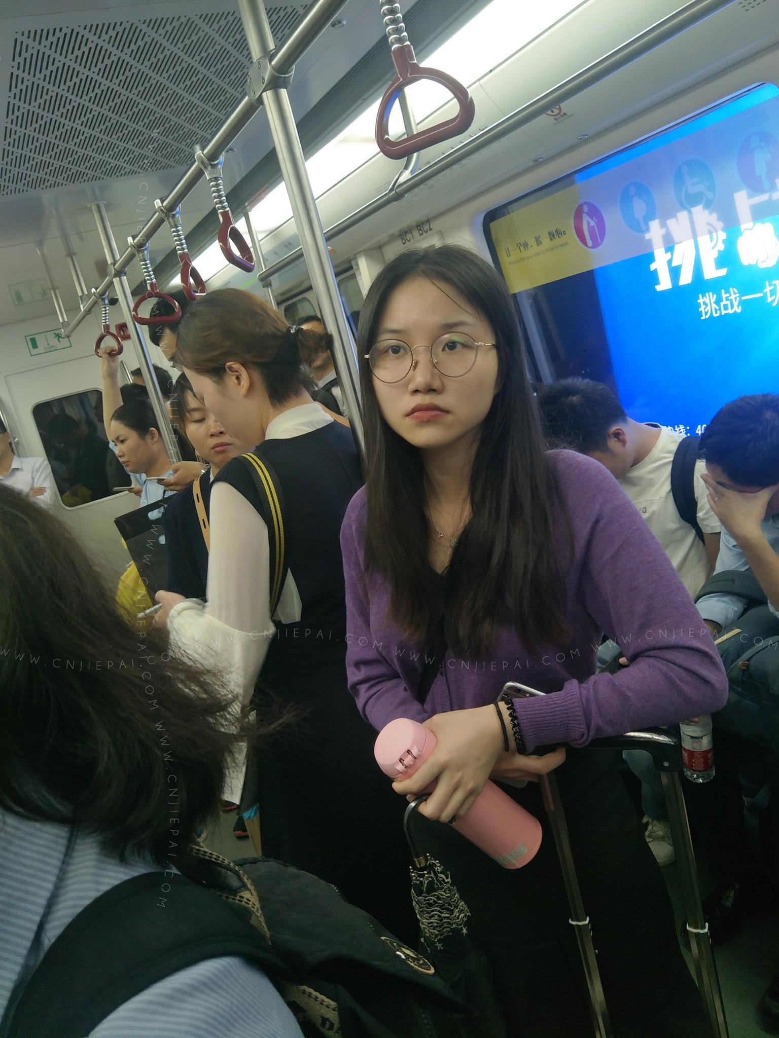 长发眼镜妹，下了火车倒地铁，累了吧 图2