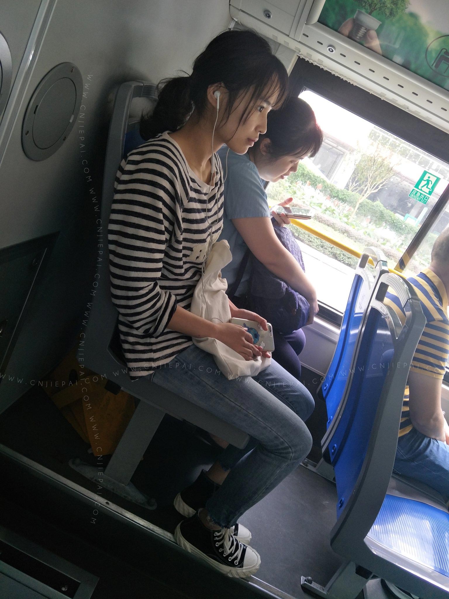 公交车上坐我旁边的漂亮姑娘 图2