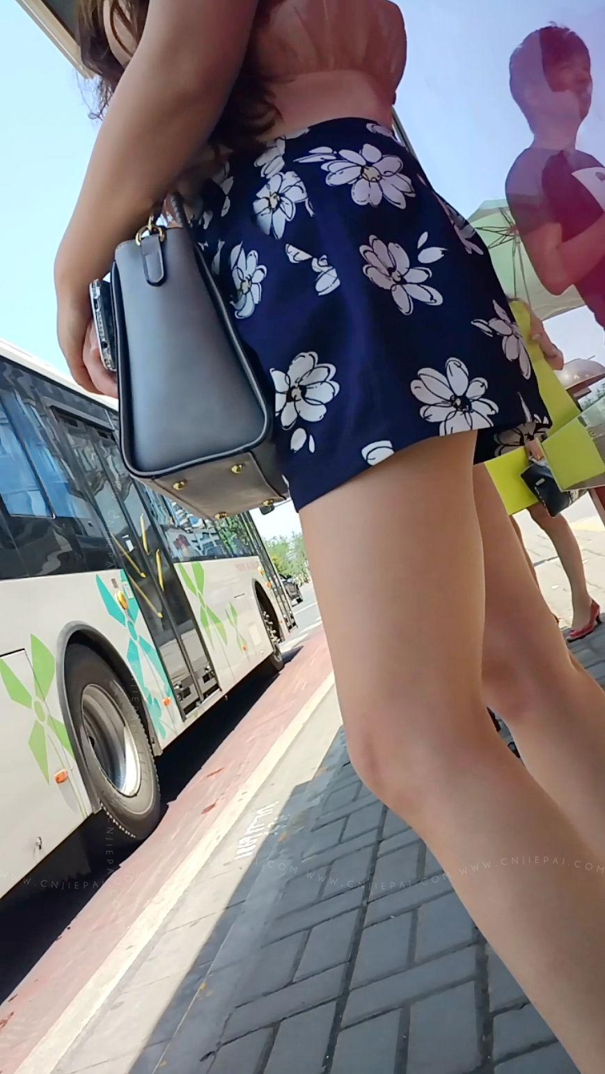 等公交的花短裤大长腿美女 图1