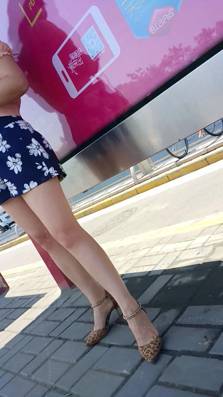 等公交的花短裤大长腿美女 图6