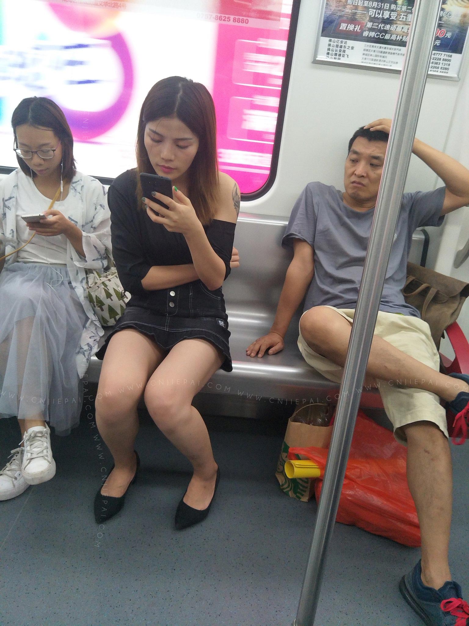 地铁里的长发短裙纹身女郎 图1