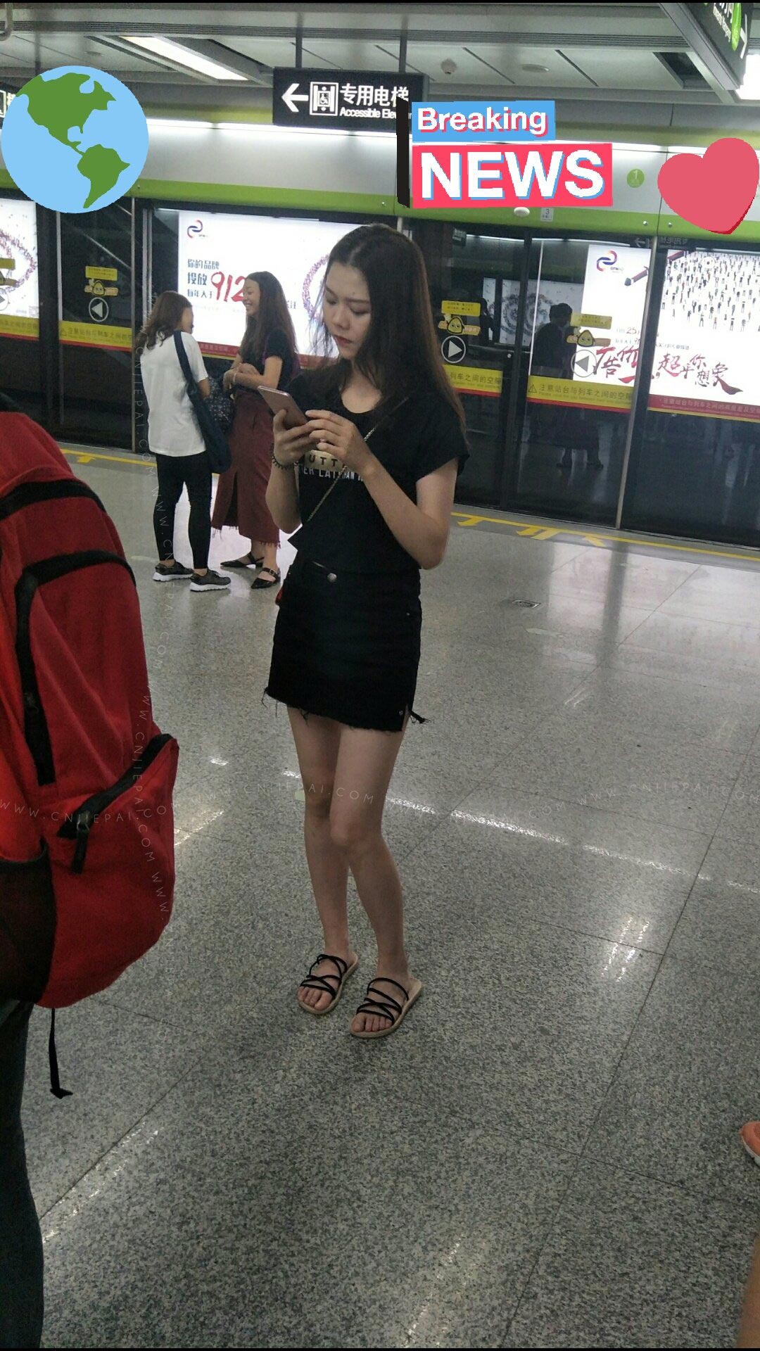 等地铁的黑色短裙美女 图1