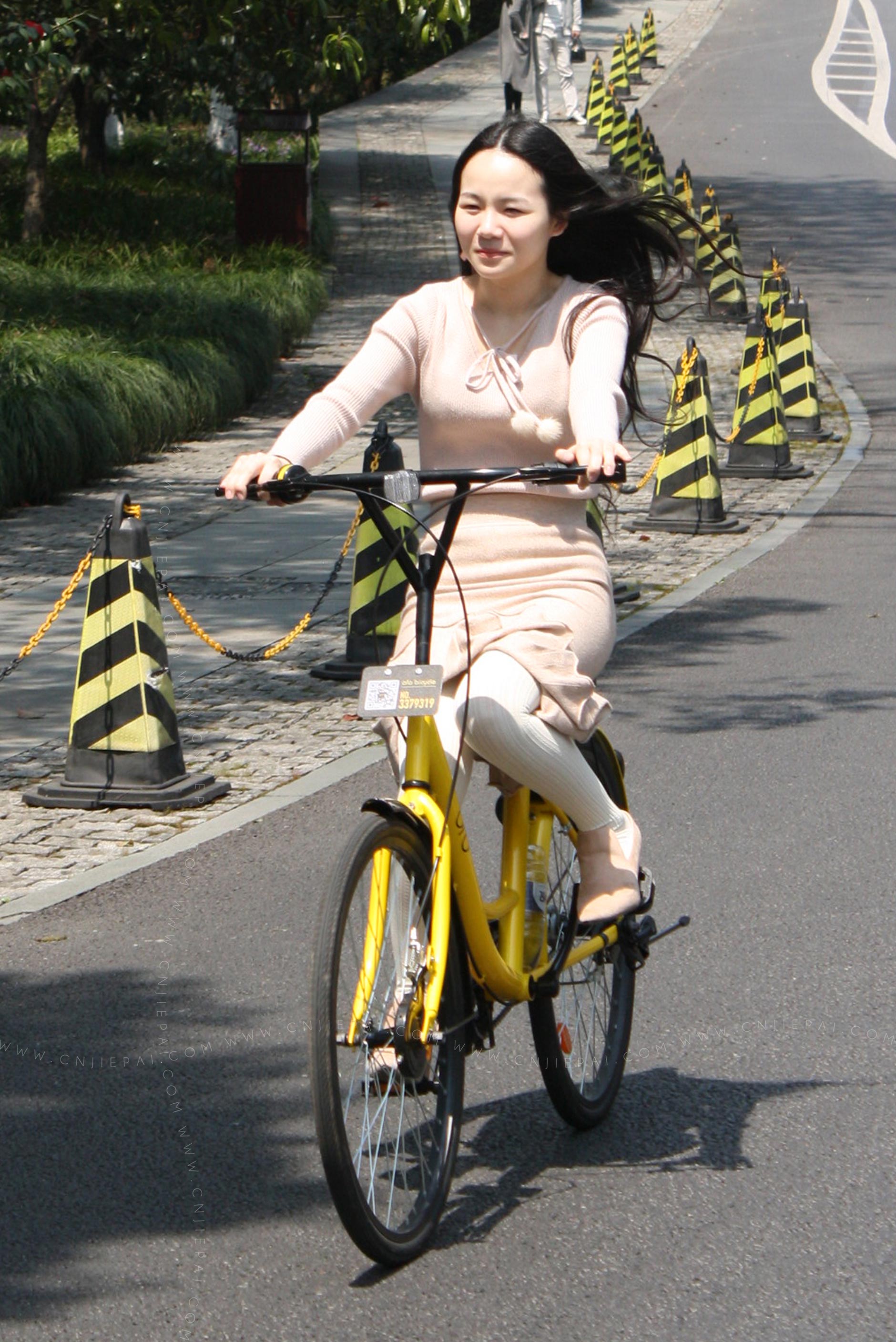 街拍路上骑单车的美女们 图6