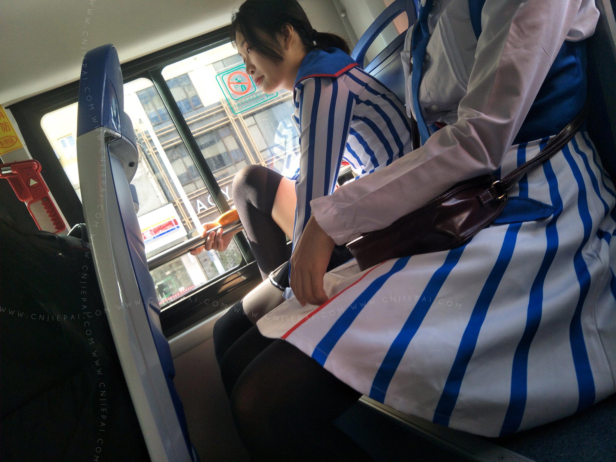 今天坐公交遇到两个学生制服cos美女 图1