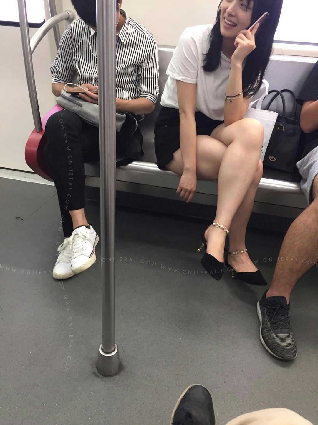 地铁车厢里打电话的美女，姿势撩人 图1