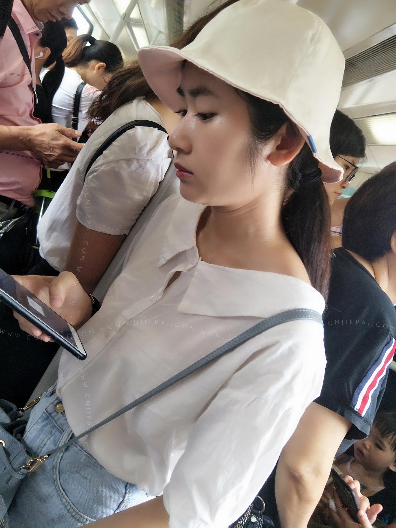 地铁里的长发牛仔美女，帽子不错 图2