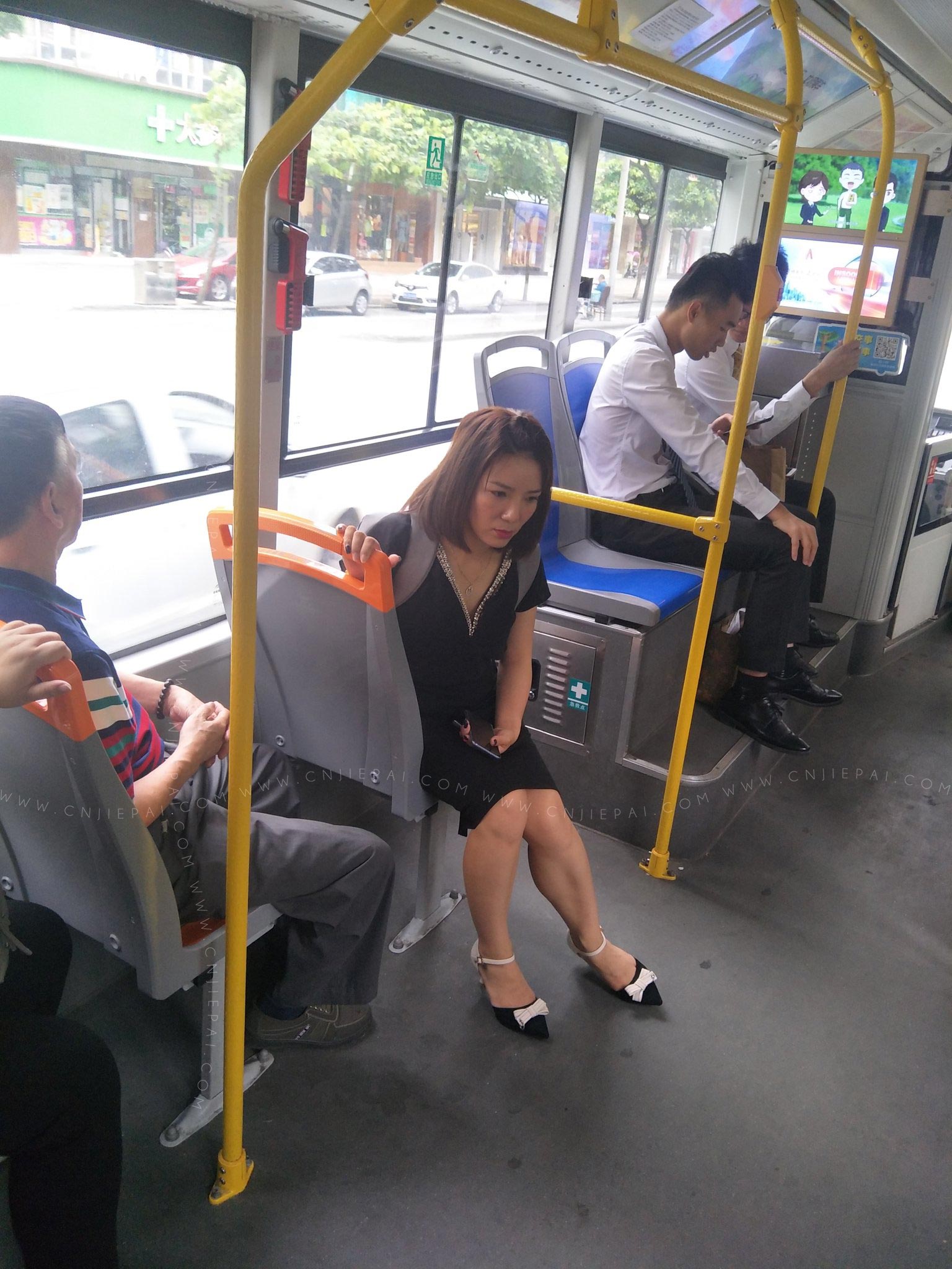 公交车里的高跟少妇 图3