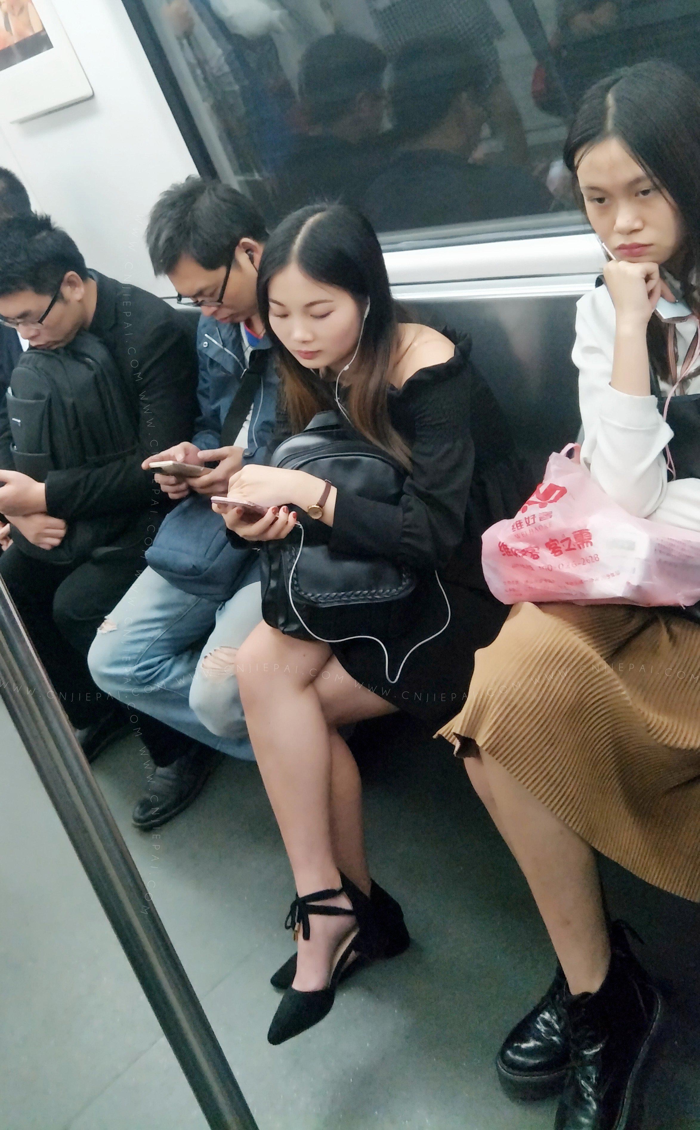 地铁里的黑裙小姐姐 图3