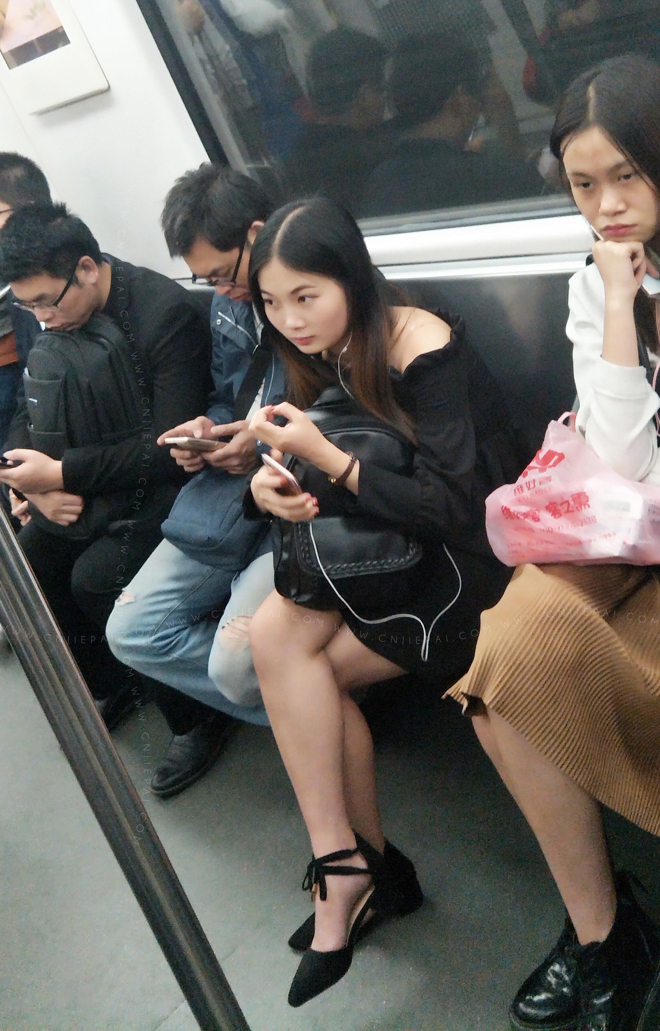 地铁里的黑裙小姐姐 图4