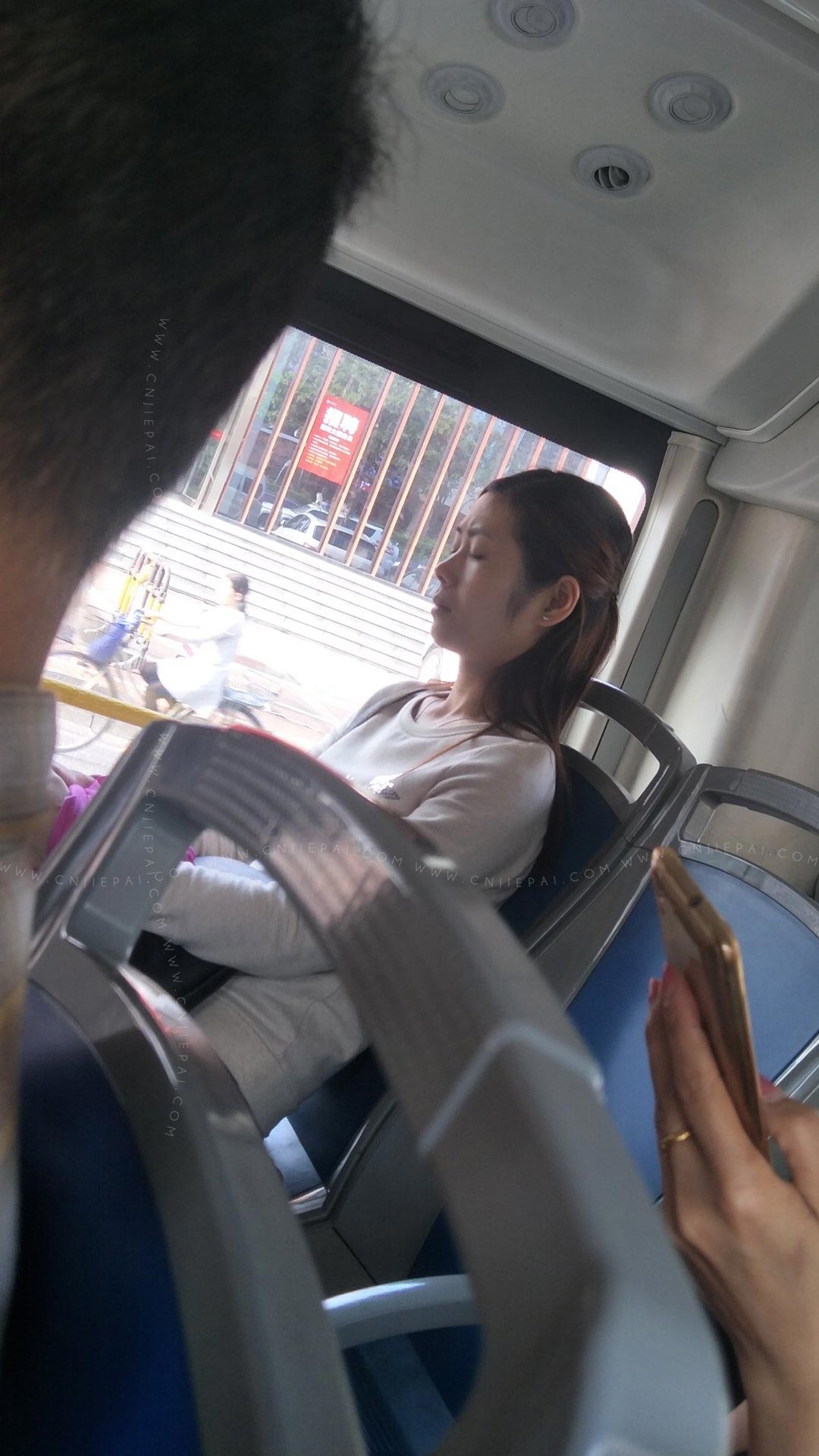公交车后排座位上的少妇闭目养神 图1