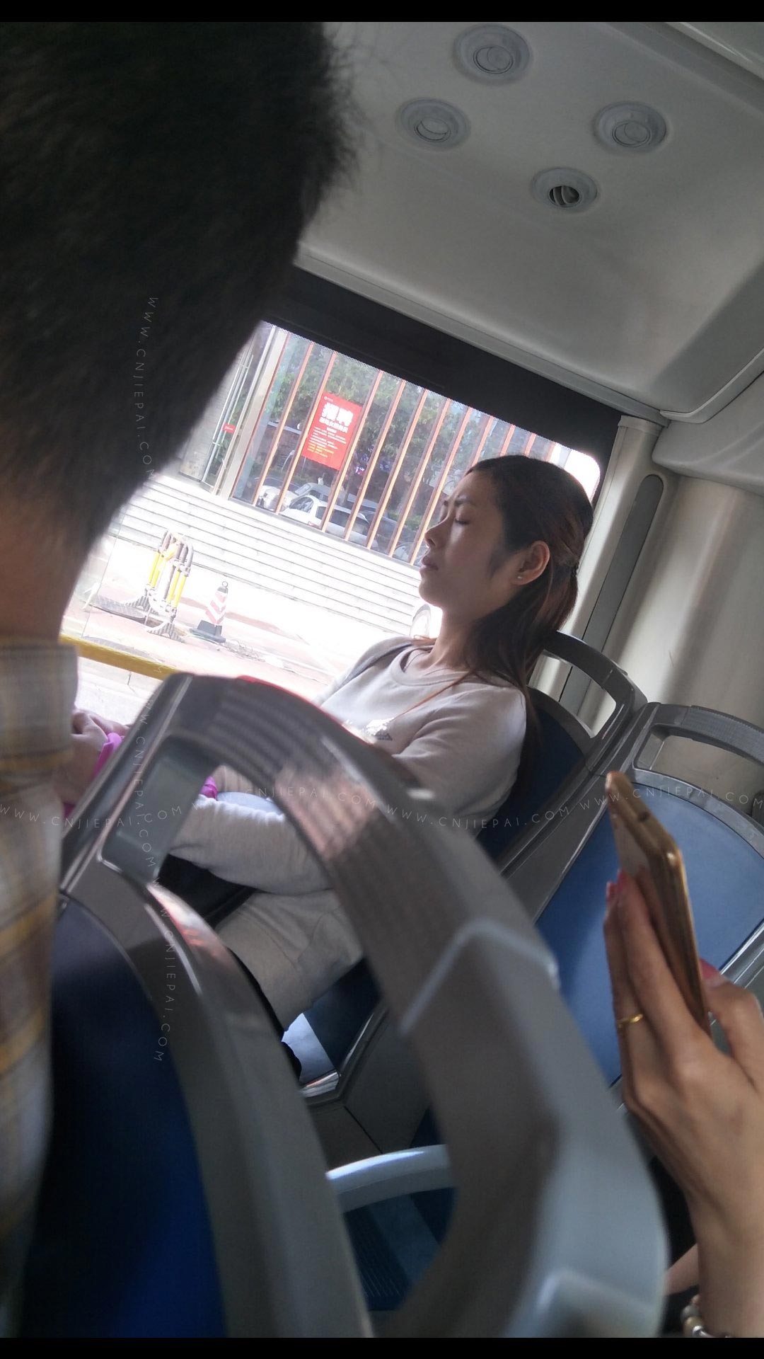 公交车后排座位上的少妇闭目养神 图3