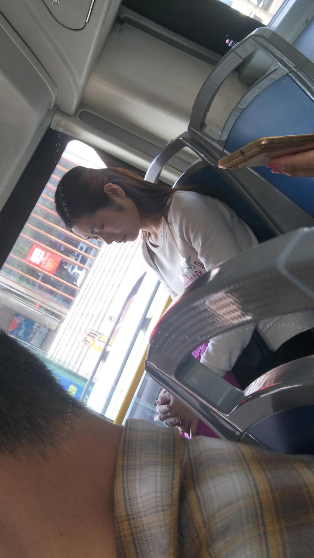公交车后排座位上的少妇闭目养神 图4