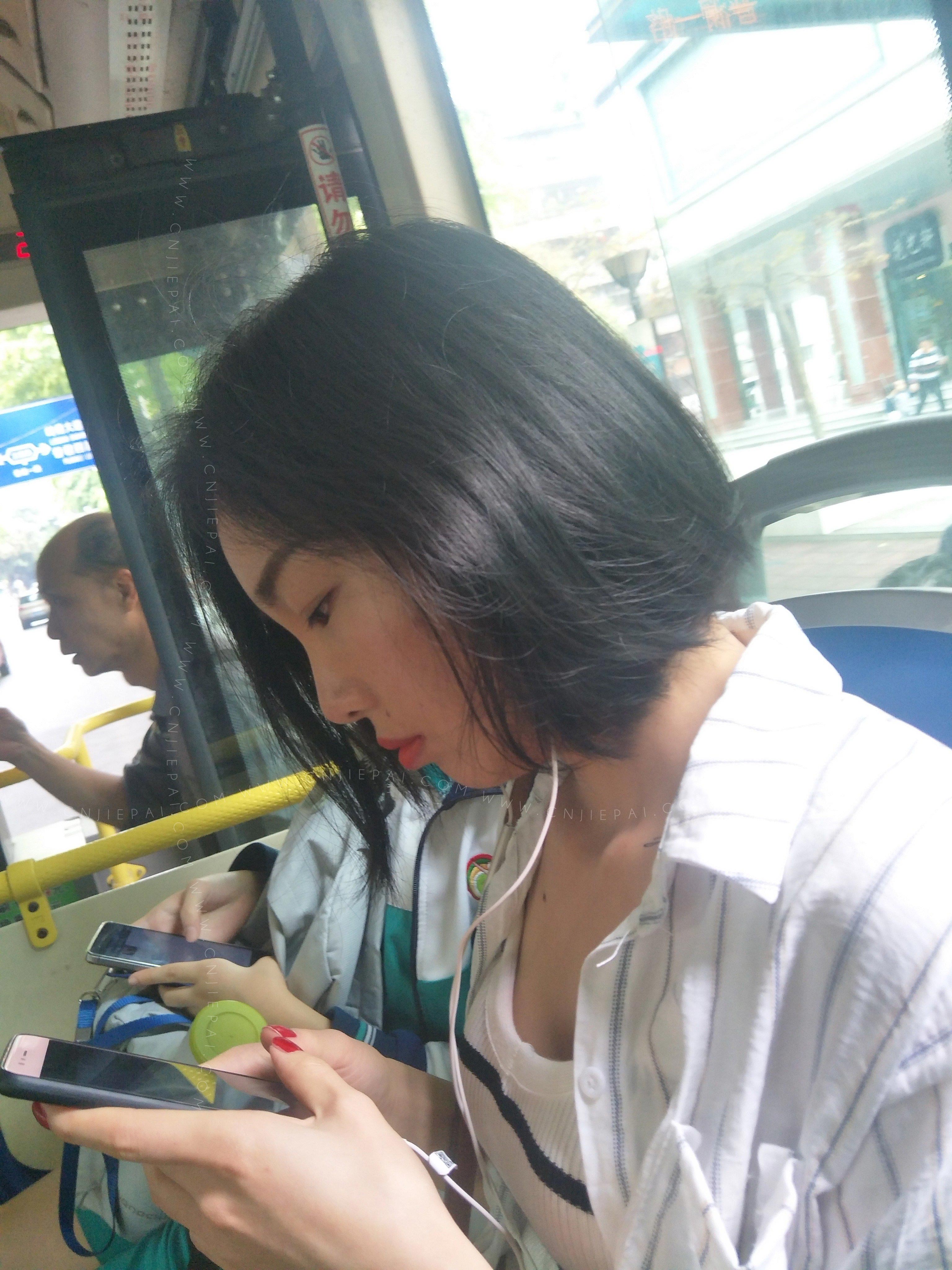 公交车上坐我旁边的短发美女，很有韵味 图4