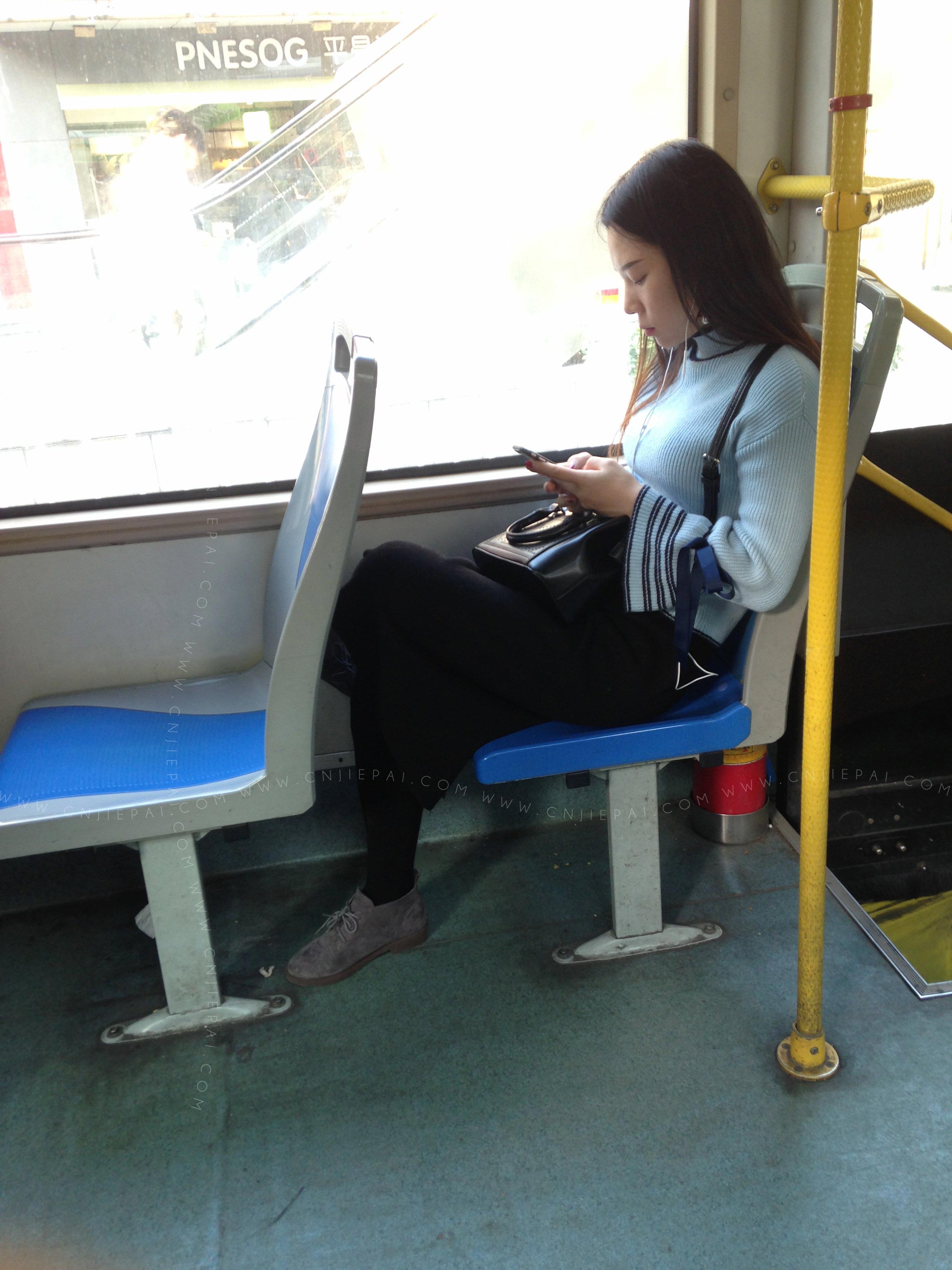 公交车上的淡蓝色毛衣美女 图1