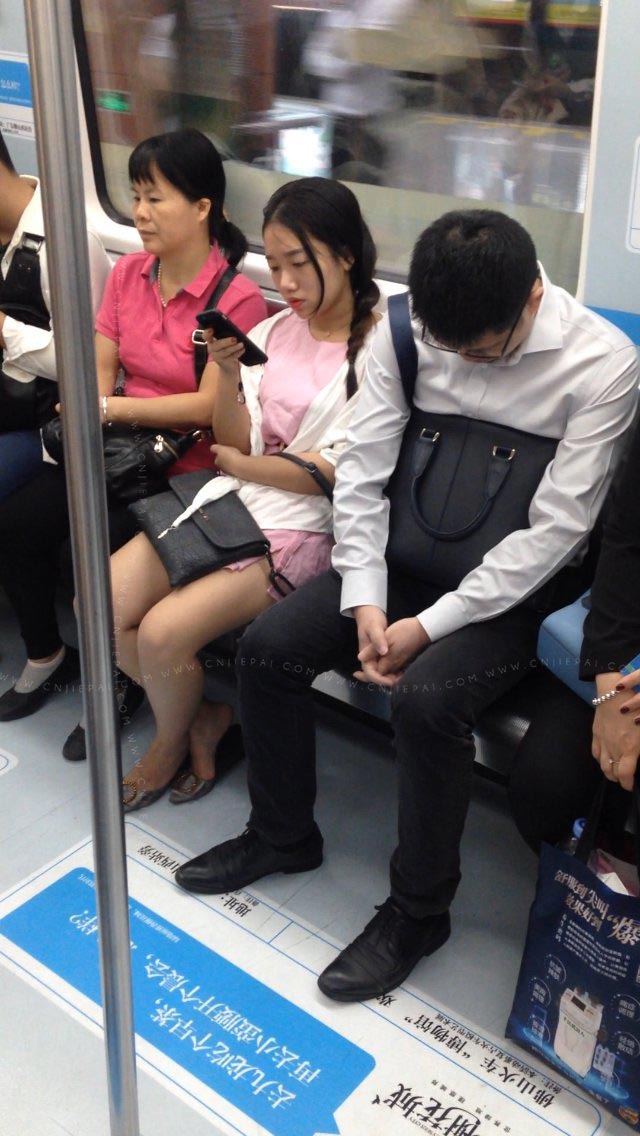 地铁上的粉红短裙小姐姐 图1