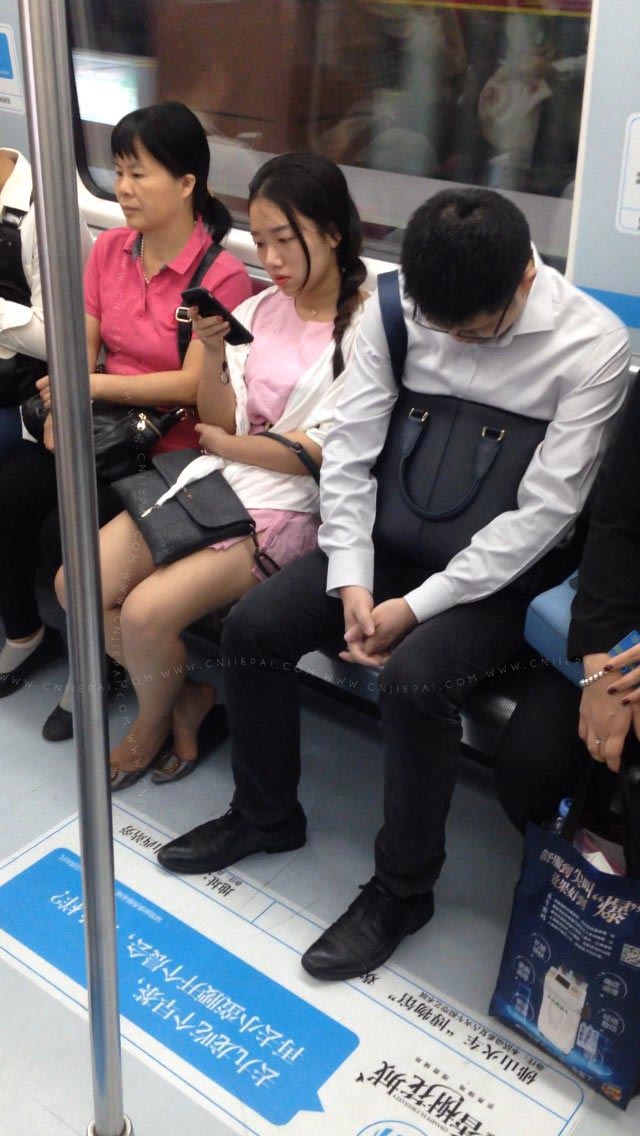 地铁上的粉红短裙小姐姐 图3
