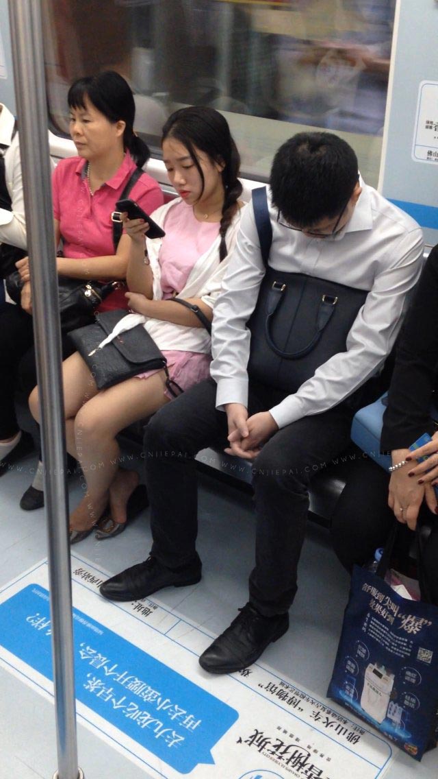 地铁上的粉红短裙小姐姐 图4