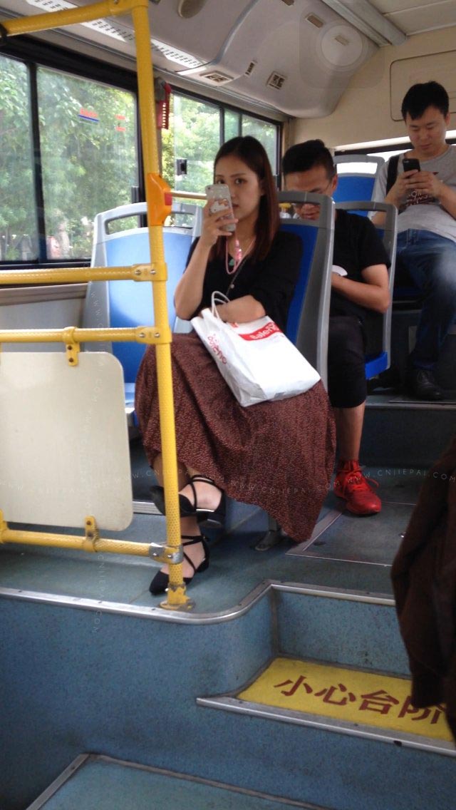 公交车上的长裙美女 图1
