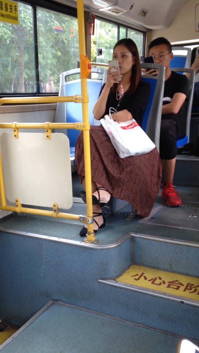 公交车上的长裙美女 图2