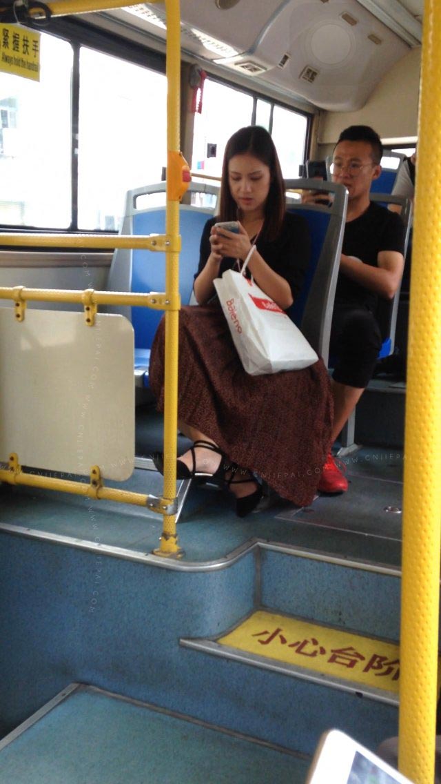 公交车上的长裙美女 图3