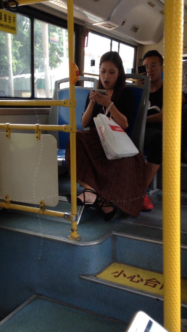 公交车上的长裙美女 图4