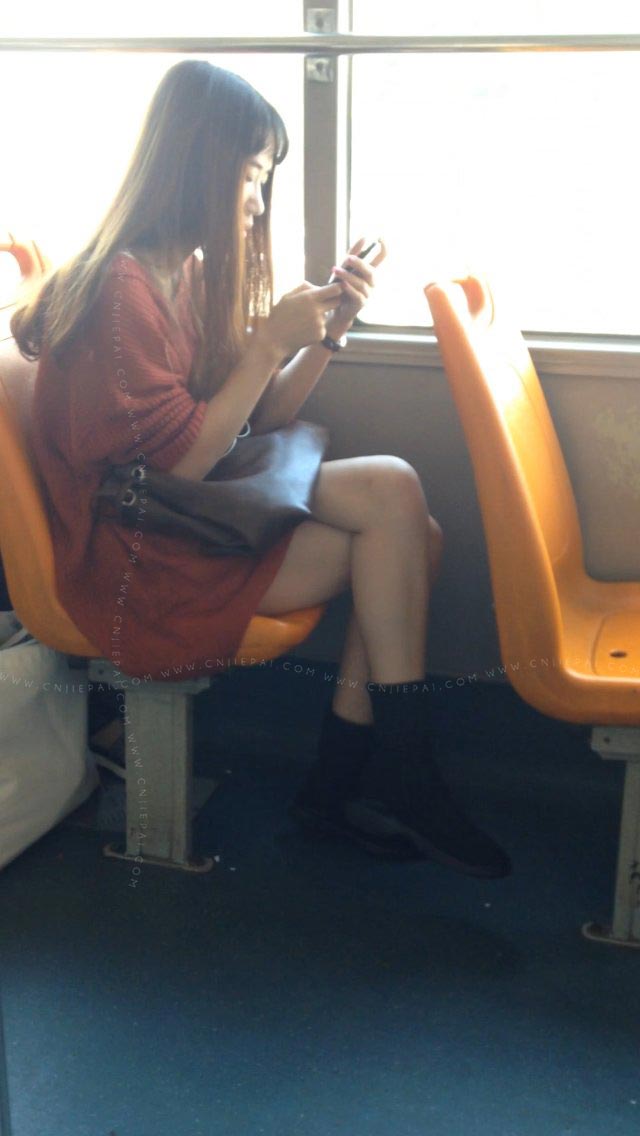 公交车上的裸腿短靴美女 图1