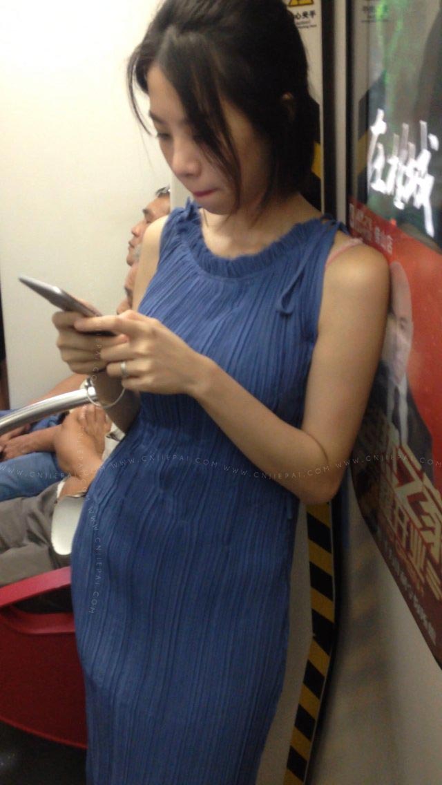 地铁上的蓝色长裙美女 图2