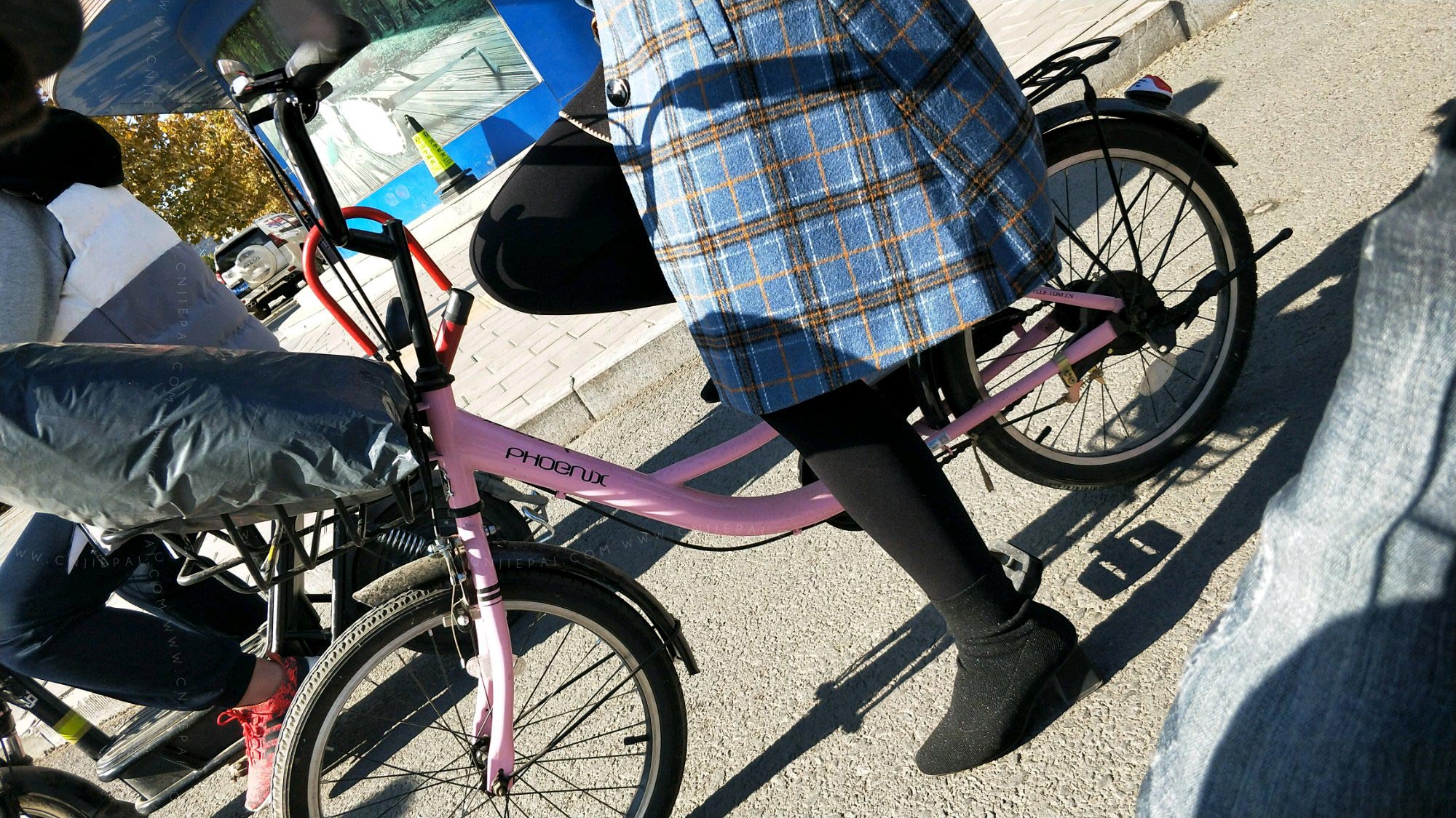 自行车上的黑色打底裤少妇 图1
