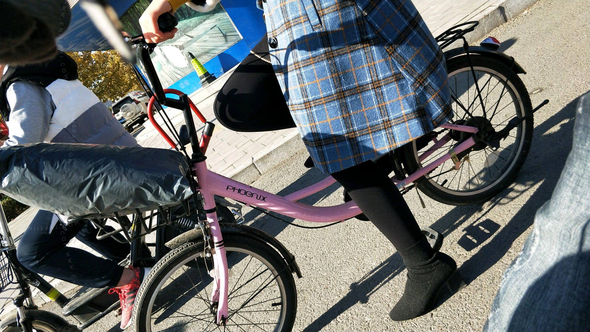 自行车上的黑色打底裤少妇 图2